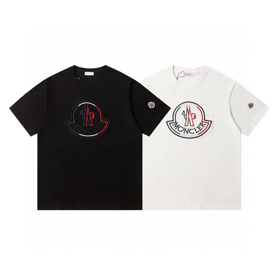 P140 Style No.: 837 〈MONCLER〉The price of the mousse is actually quite advantageous. Those who have been to the counters should know that the price of the mousse is not much cheaper than Gucci Burberry. It is just relatively low-key and unwilling to hype. It is a picture that you want to buy or not. It has an arrogant existence... Exclusively customized 270g 32-count double yarn smooth cotton. The texture is very soft and comfortable. 100% top-grade fabrics that are different from the market (no shrinkage, no deformation, no pilling) Paired with 320g 1*1 thread (fabric threads are dyed in the same vat, no color difference, threads are not easily deformed). Heavy embroidery is laminated, and the customer's upper body will not be scratched. Color: Black White Size: S-XL