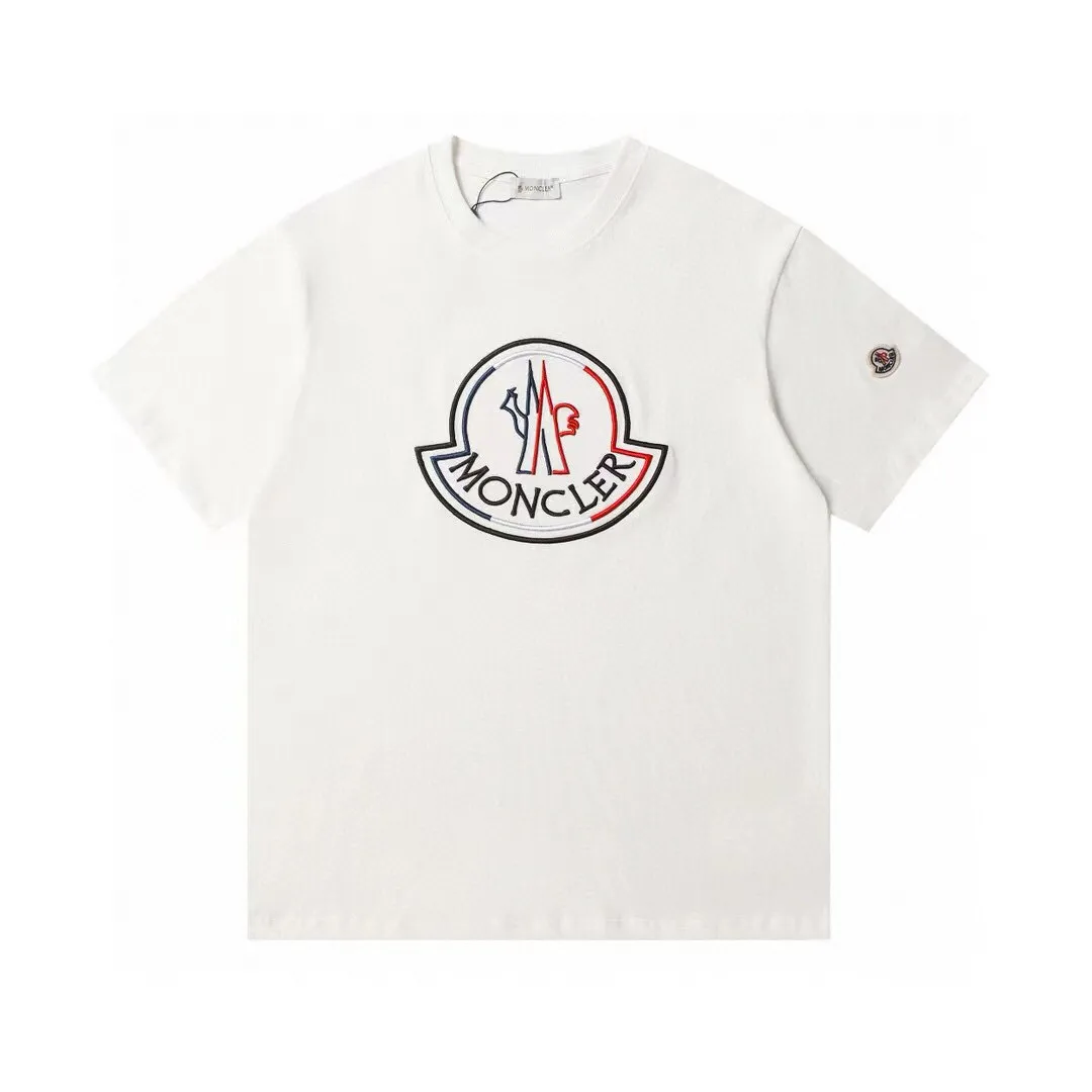 P140 Style No.: 837 〈MONCLER〉The price of the mousse is actually quite advantageous. Those who have been to the counters should know that the price of the mousse is not much cheaper than Gucci Burberry. It is just relatively low-key and unwilling to hype. It is a picture that you want to buy or not. It has an arrogant existence... Exclusively customized 270g 32-count double yarn smooth cotton. The texture is very soft and comfortable. 100% top-grade fabrics that are different from the market (no shrinkage, no deformation, no pilling) Paired with 320g 1*1 thread (fabric threads are dyed in the same vat, no color difference, threads are not easily deformed). Heavy embroidery is laminated, and the customer's upper body will not be scratched. Color: Black White Size: S-XL