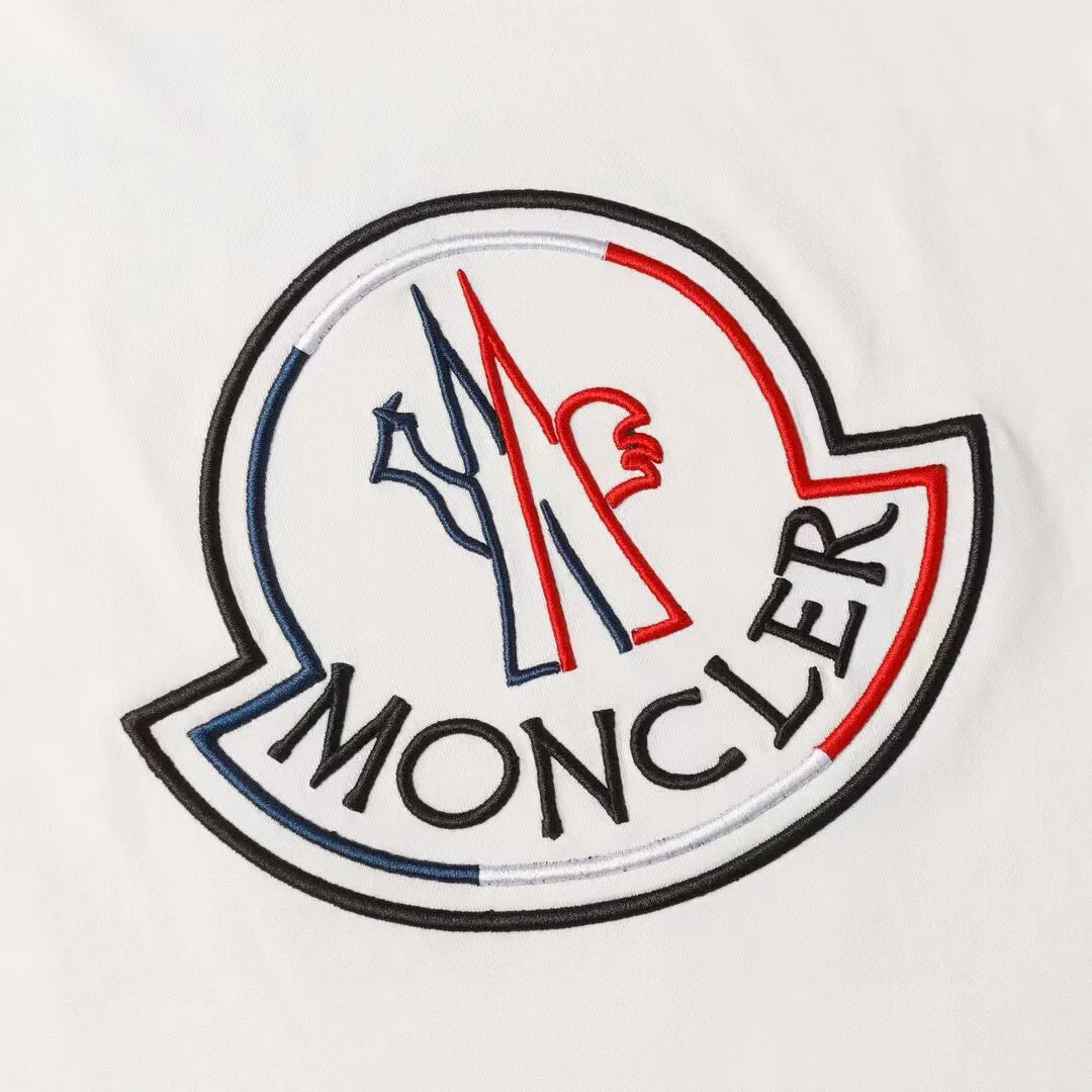 P140 Style No.: 837 〈MONCLER〉The price of the mousse is actually quite advantageous. Those who have been to the counters should know that the price of the mousse is not much cheaper than Gucci Burberry. It is just relatively low-key and unwilling to hype. It is a picture that you want to buy or not. It has an arrogant existence... Exclusively customized 270g 32-count double yarn smooth cotton. The texture is very soft and comfortable. 100% top-grade fabrics that are different from the market (no shrinkage, no deformation, no pilling) Paired with 320g 1*1 thread (fabric threads are dyed in the same vat, no color difference, threads are not easily deformed). Heavy embroidery is laminated, and the customer's upper body will not be scratched. Color: Black White Size: S-XL