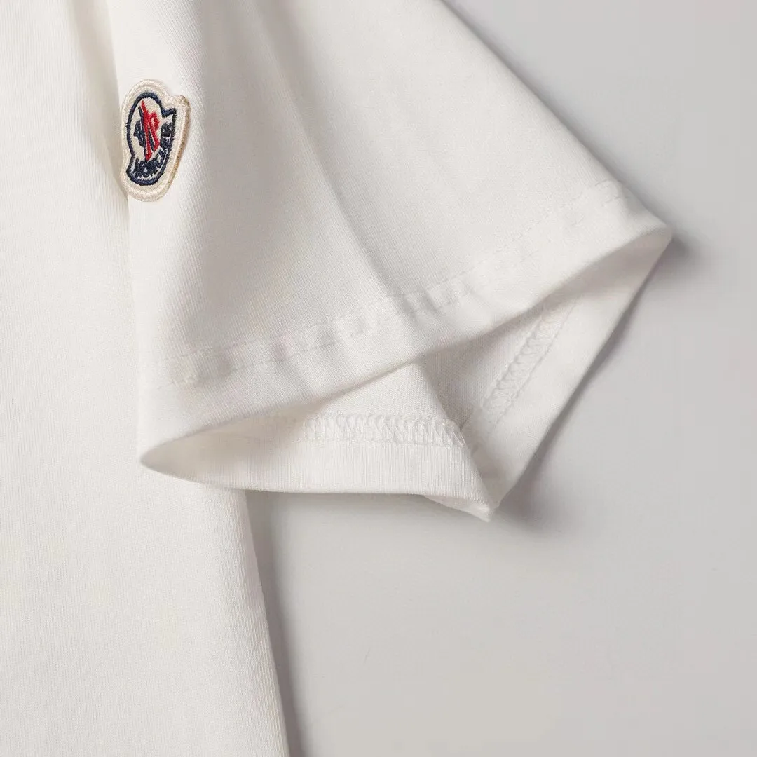 P140 Style No.: 837 〈MONCLER〉The price of the mousse is actually quite advantageous. Those who have been to the counters should know that the price of the mousse is not much cheaper than Gucci Burberry. It is just relatively low-key and unwilling to hype. It is a picture that you want to buy or not. It has an arrogant existence... Exclusively customized 270g 32-count double yarn smooth cotton. The texture is very soft and comfortable. 100% top-grade fabrics that are different from the market (no shrinkage, no deformation, no pilling) Paired with 320g 1*1 thread (fabric threads are dyed in the same vat, no color difference, threads are not easily deformed). Heavy embroidery is laminated, and the customer's upper body will not be scratched. Color: Black White Size: S-XL