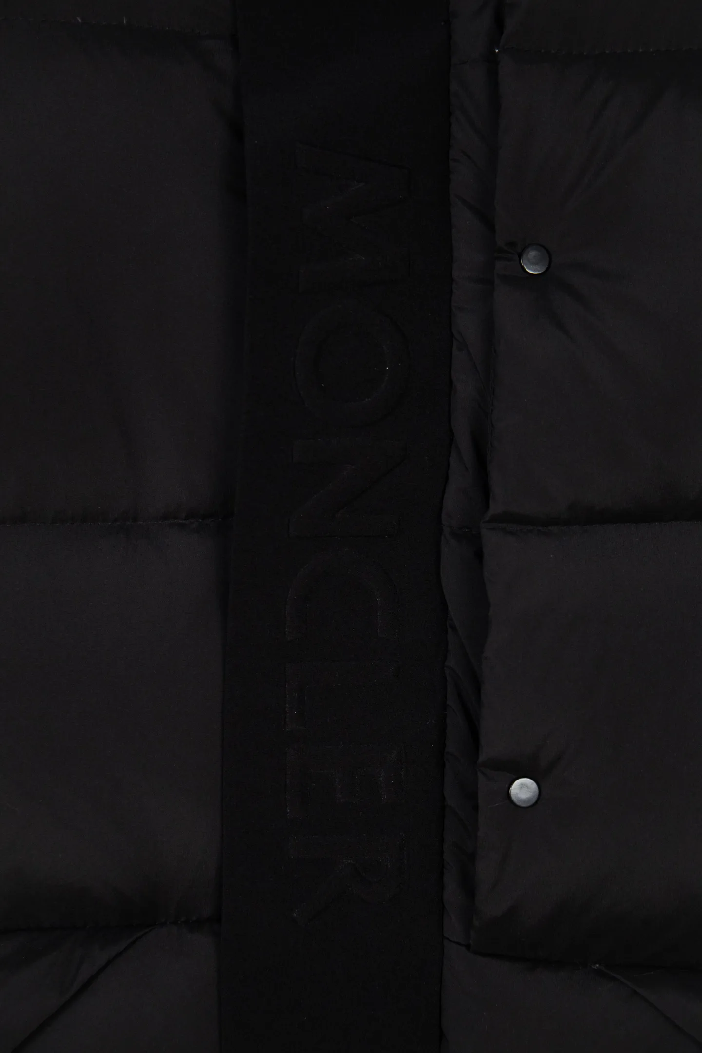 P740 Moncler/Mongolian 22Fw Black Warrior access control three-dimensional embossed letter down jacket. This counter was sold out as soon as it was launched, satisfying all the fantasies about down jackets!  Not only does it keep you warm, it also looks stylish. It has a very good effect on the upper body. It not only keeps you warm and protects you from the cold, it also has a strong aura. It’s amazing! All this will surely create a new generation of fashion!!! 90 Euro standard velvet filling! The truly top-notch softness and warmth are unparalleled. The softness is the most intuitive feeling...a magical tool for keeping warm in winter! Style and temperature coexist! It’s classic and versatile, so it’s a must-have for keeping warm! Size: M-XXL Color: Black