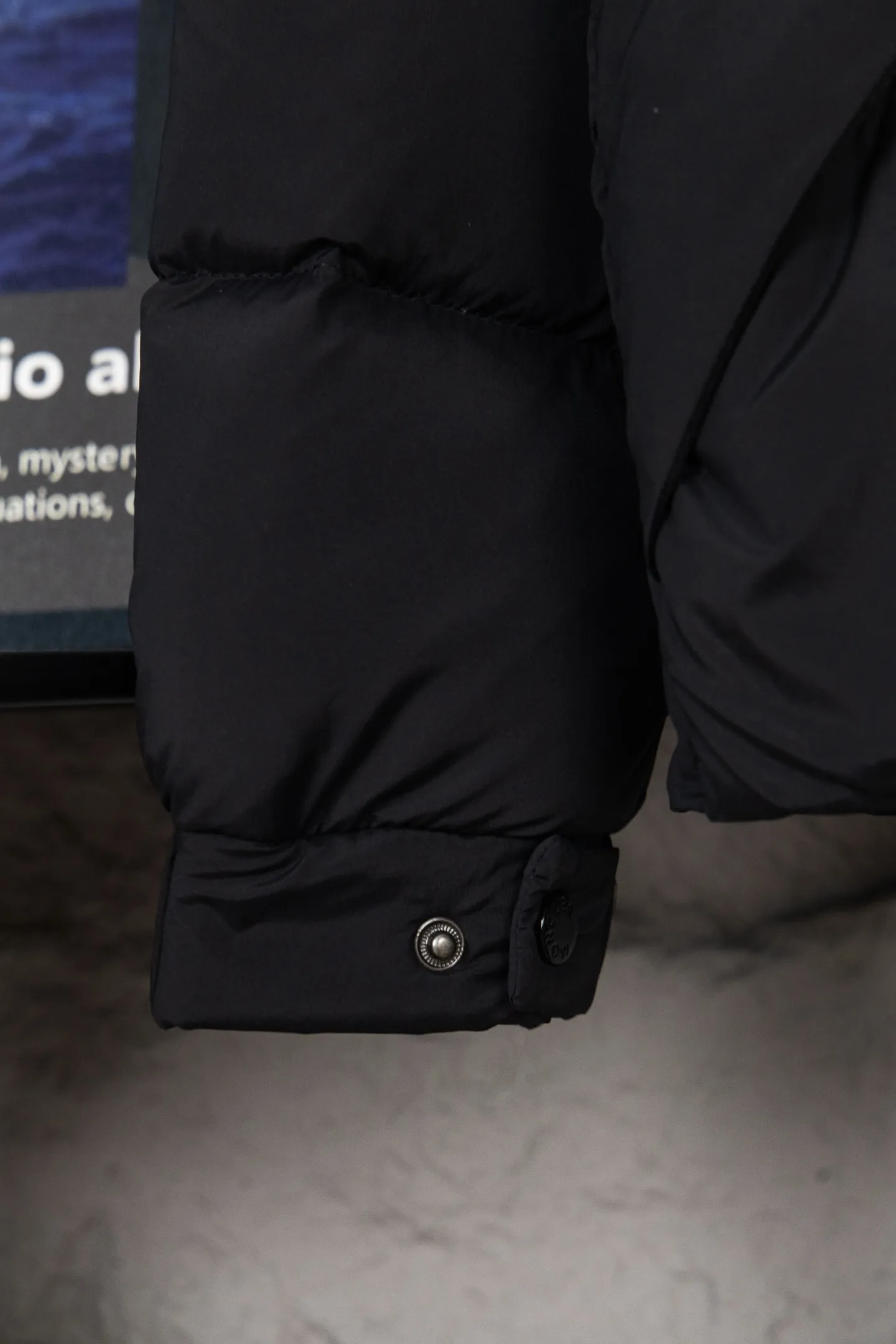 P740 Moncler/Mongolian 22Fw Black Warrior access control three-dimensional embossed letter down jacket. This counter was sold out as soon as it was launched, satisfying all the fantasies about down jackets!  Not only does it keep you warm, it also looks stylish. It has a very good effect on the upper body. It not only keeps you warm and protects you from the cold, it also has a strong aura. It’s amazing! All this will surely create a new generation of fashion!!! 90 Euro standard velvet filling! The truly top-notch softness and warmth are unparalleled. The softness is the most intuitive feeling...a magical tool for keeping warm in winter! Style and temperature coexist! It’s classic and versatile, so it’s a must-have for keeping warm! Size: M-XXL Color: Black