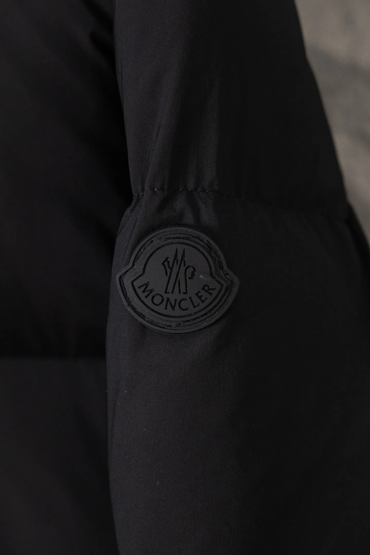 P740 Moncler/Mongolian 22Fw Black Warrior access control three-dimensional embossed letter down jacket. This counter was sold out as soon as it was launched, satisfying all the fantasies about down jackets!  Not only does it keep you warm, it also looks stylish. It has a very good effect on the upper body. It not only keeps you warm and protects you from the cold, it also has a strong aura. It’s amazing! All this will surely create a new generation of fashion!!! 90 Euro standard velvet filling! The truly top-notch softness and warmth are unparalleled. The softness is the most intuitive feeling...a magical tool for keeping warm in winter! Style and temperature coexist! It’s classic and versatile, so it’s a must-have for keeping warm! Size: M-XXL Color: Black