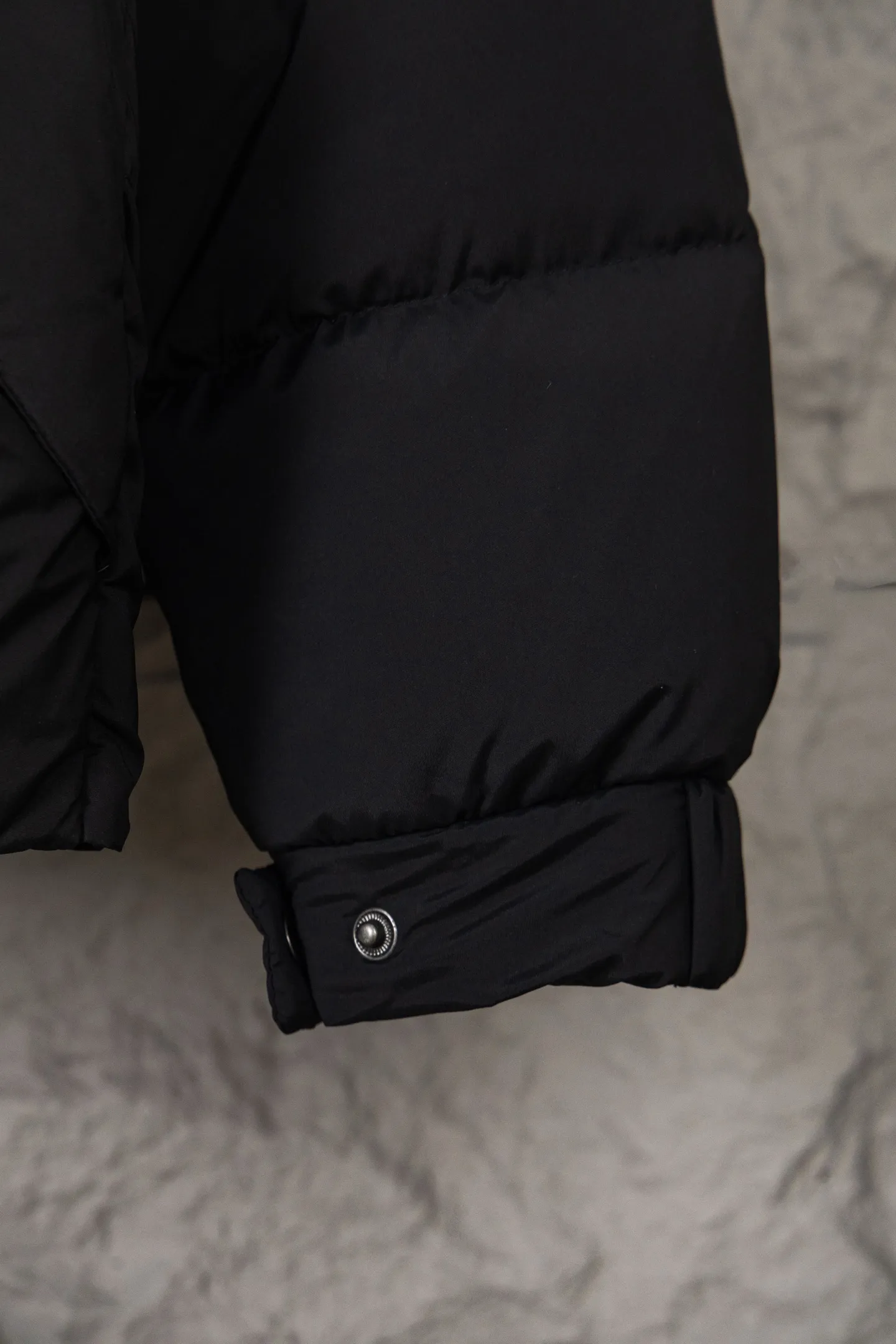P740 Moncler/Mongolian 22Fw Black Warrior access control three-dimensional embossed letter down jacket. This counter was sold out as soon as it was launched, satisfying all the fantasies about down jackets!  Not only does it keep you warm, it also looks stylish. It has a very good effect on the upper body. It not only keeps you warm and protects you from the cold, it also has a strong aura. It’s amazing! All this will surely create a new generation of fashion!!! 90 Euro standard velvet filling! The truly top-notch softness and warmth are unparalleled. The softness is the most intuitive feeling...a magical tool for keeping warm in winter! Style and temperature coexist! It’s classic and versatile, so it’s a must-have for keeping warm! Size: M-XXL Color: Black