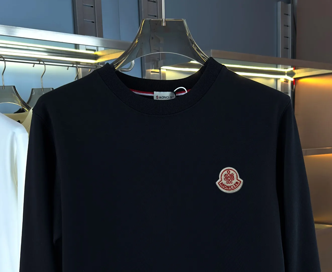 P210 high version sweatshirt) 📦With exclusive picture packaging📦 [Long-term ready stock] Upgraded version "Mobile phone smart sensor ~ NFC chip armband ~ Direct access to the official website anti-counterfeiting" 〖 𝐌𝐎𝐍𝐂𝐋𝐄𝐑 ~ Mouth covering〗 2025 new high quality, using 450g heavyweight fabric Different from the market currency, you can mix and match everything at will and you will be handsome😎The whole clothes is made of double waistcoats. The double waistcoats make the whole dress more three-dimensional. It is not an ordinary factory that can do such fine work. 2025 autumn and winter new style, on sale at the counter, exquisite printed round neck terry sweatshirt. High-end double-ply cotton. Customized stretch ribs are dyed in the same vat. Three standards are complete. It is matched with digital printing patterns and is very breathable. Same style for men and women. Color: black, white, apricot. Size: S M L XL 2XL