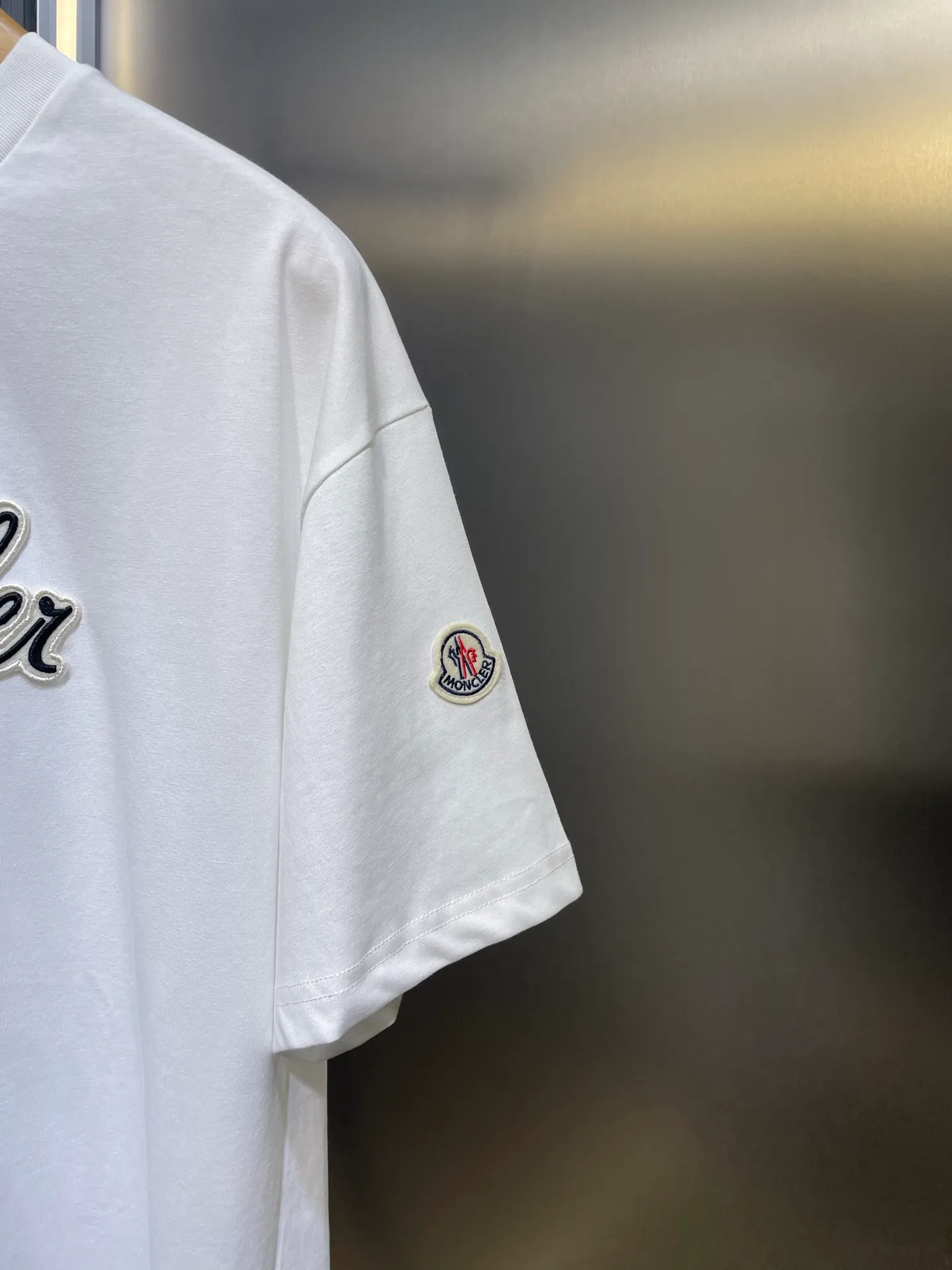 P260 MONCLER 🌟[Top original order] Mongolian embroidered seal logo short-sleeved fabric: Made of 20-count plain weave fabric, the fabric weighs 220 grams, and the fabric is washed to fix the pattern and color. The thread is matched with 1*1 double yarn thread 260 grams. Accessories: The embroidered chapters are completely embroidered using imported machines, and the size and color of each chapter are consistent with the original. This T-shirt features logo embroidery, emphasizing the collegiate feel of the collection. Designed for a relaxed fit with short sleeves and a crew neck, it's made from soft cotton jersey. It is recommended to choose a size smaller. Made of GOTS certified cotton jersey Round neck, short sleeves Embossed and embroidered logo patch size: s m l