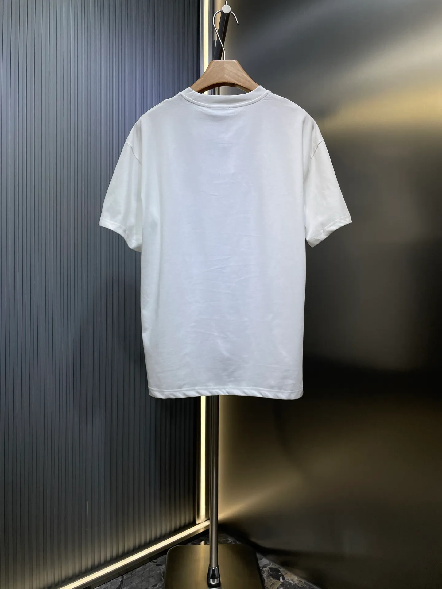 P260 MONCLER 🌟[Top original order] Mongolian embroidered seal logo short-sleeved fabric: Made of 20-count plain weave fabric, the fabric weighs 220 grams, and the fabric is washed to fix the pattern and color. The thread is matched with 1*1 double yarn thread 260 grams. Accessories: The embroidered chapters are completely embroidered using imported machines, and the size and color of each chapter are consistent with the original. This T-shirt features logo embroidery, emphasizing the collegiate feel of the collection. Designed for a relaxed fit with short sleeves and a crew neck, it's made from soft cotton jersey. It is recommended to choose a size smaller. Made of GOTS certified cotton jersey Round neck, short sleeves Embossed and embroidered logo patch size: s m l