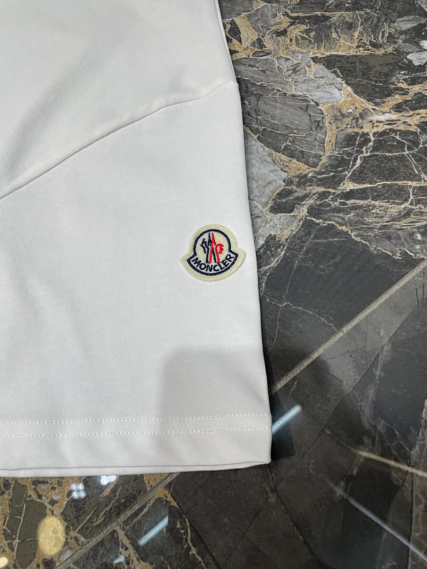 P260 MONCLER 🌟[Top original order] Mongolian embroidered seal logo short-sleeved fabric: Made of 20-count plain weave fabric, the fabric weighs 220 grams, and the fabric is washed to fix the pattern and color. The thread is matched with 1*1 double yarn thread 260 grams. Accessories: The embroidered chapters are completely embroidered using imported machines, and the size and color of each chapter are consistent with the original. This T-shirt features logo embroidery, emphasizing the collegiate feel of the collection. Designed for a relaxed fit with short sleeves and a crew neck, it's made from soft cotton jersey. It is recommended to choose a size smaller. Made of GOTS certified cotton jersey Round neck, short sleeves Embossed and embroidered logo patch size: s m l