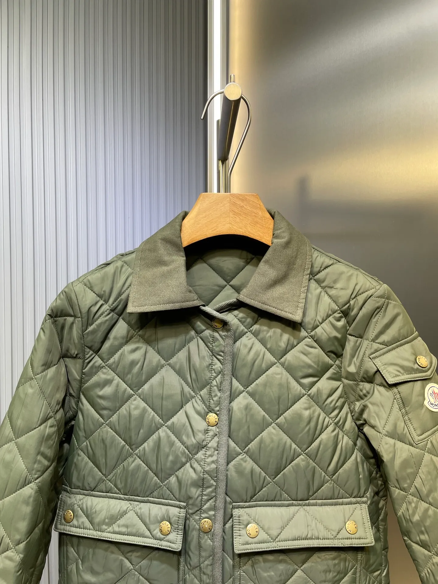 P430 moncler 🌟【Top original order】25 new diamond-shaped quilted quilted short cotton jacket. Tempered lapel, double pockets and short design! The age-reducing girlish temperament, the imported machine-pressed lattice technology and three-dimensional tailoring, the classic version interprets the autumn and winter layering style to keep warm! British style is versatile and handsome! Lightweight and warm fabric, imported machine gap workmanship quality depends on the details size: s m l