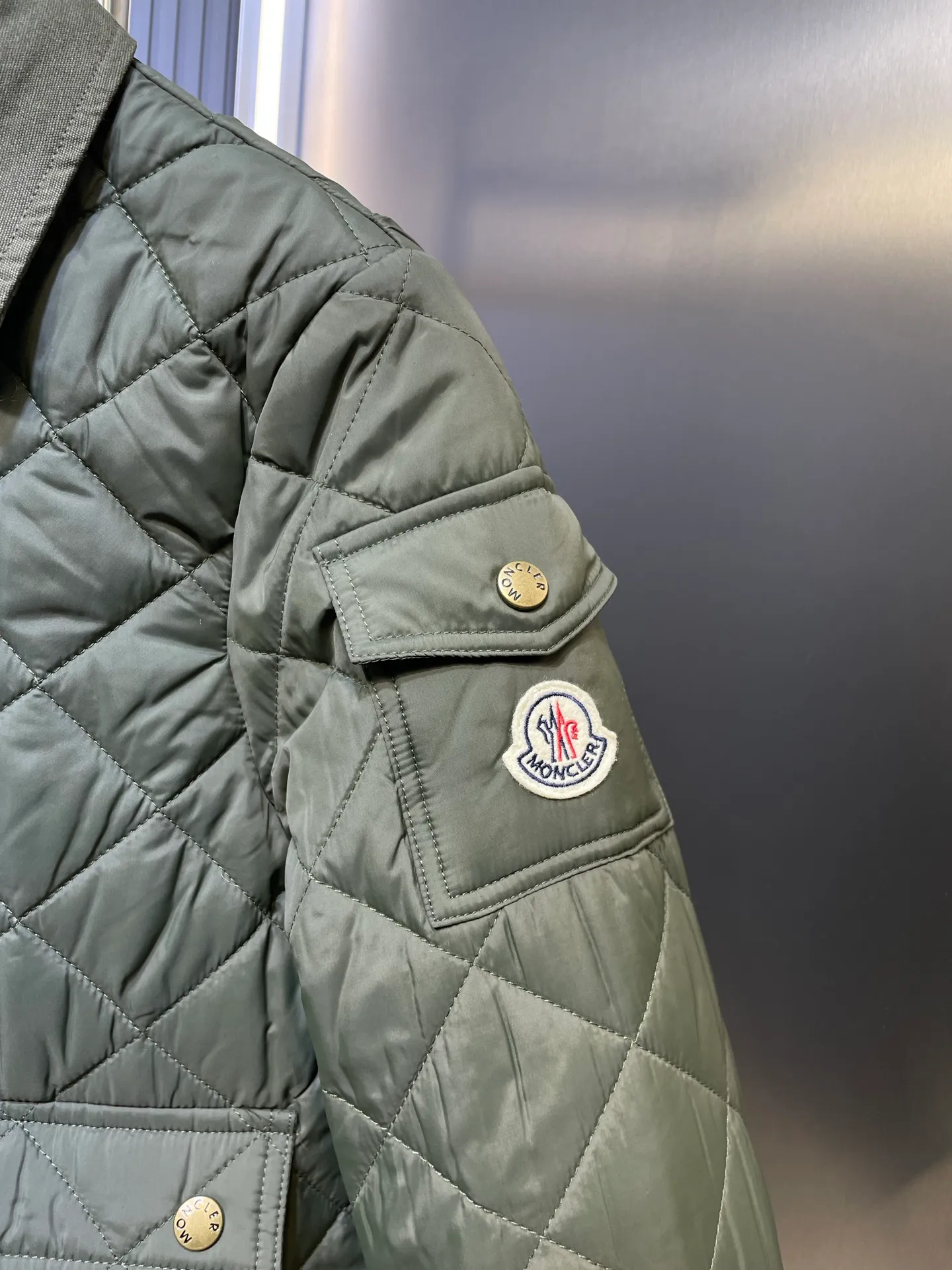 P430 moncler 🌟【Top original order】25 new diamond-shaped quilted quilted short cotton jacket. Tempered lapel, double pockets and short design! The age-reducing girlish temperament, the imported machine-pressed lattice technology and three-dimensional tailoring, the classic version interprets the autumn and winter layering style to keep warm! British style is versatile and handsome! Lightweight and warm fabric, imported machine gap workmanship quality depends on the details size: s m l
