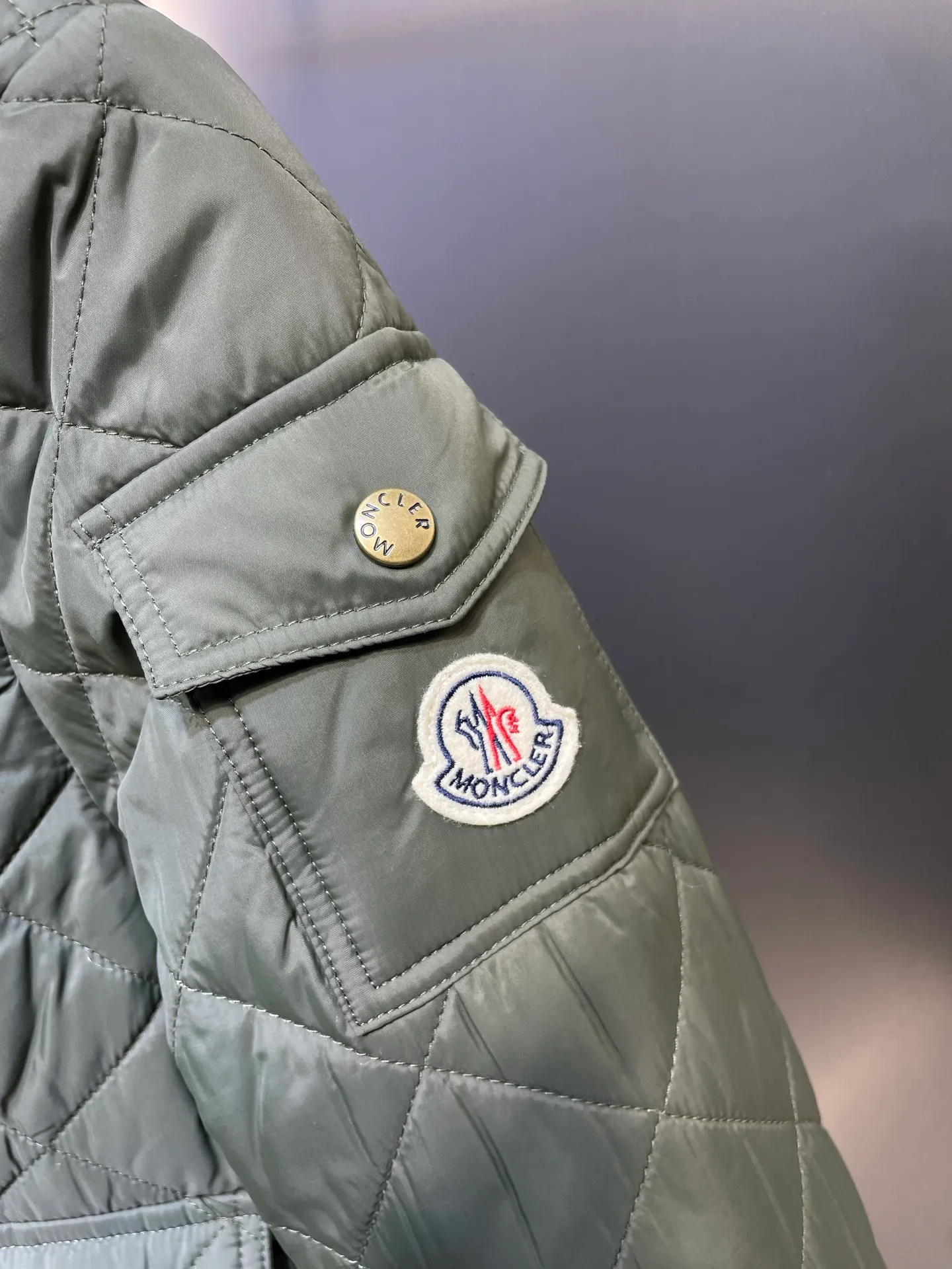 P430 moncler 🌟【Top original order】25 new diamond-shaped quilted quilted short cotton jacket. Tempered lapel, double pockets and short design! The age-reducing girlish temperament, the imported machine-pressed lattice technology and three-dimensional tailoring, the classic version interprets the autumn and winter layering style to keep warm! British style is versatile and handsome! Lightweight and warm fabric, imported machine gap workmanship quality depends on the details size: s m l
