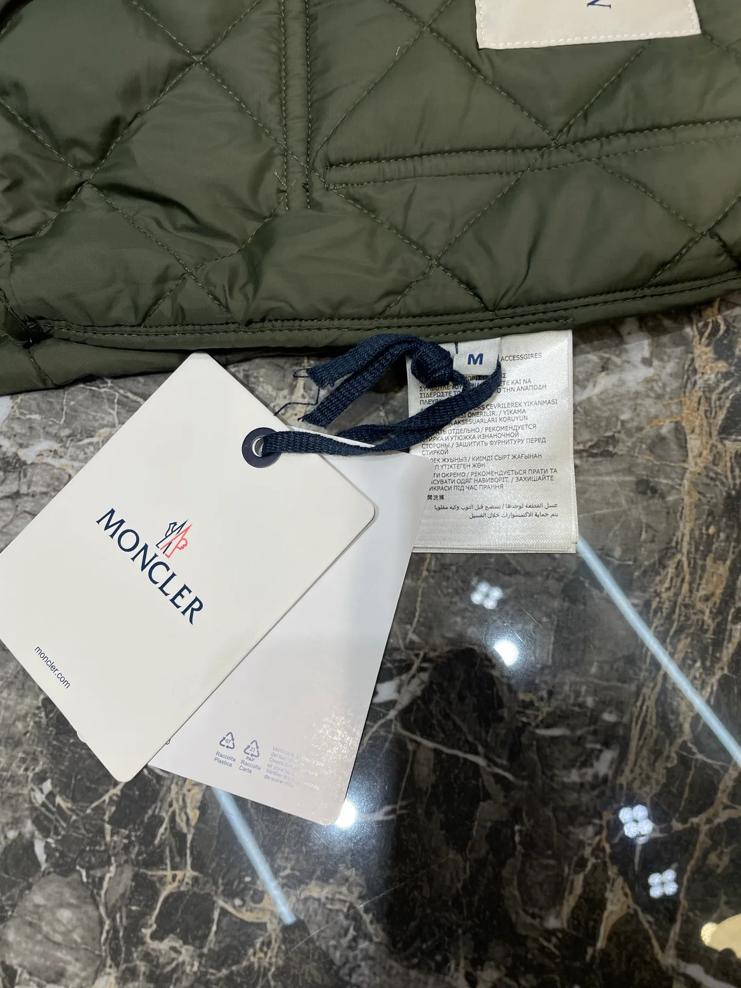 P430 moncler 🌟【Top original order】25 new diamond-shaped quilted quilted short cotton jacket. Tempered lapel, double pockets and short design! The age-reducing girlish temperament, the imported machine-pressed lattice technology and three-dimensional tailoring, the classic version interprets the autumn and winter layering style to keep warm! British style is versatile and handsome! Lightweight and warm fabric, imported machine gap workmanship quality depends on the details size: s m l
