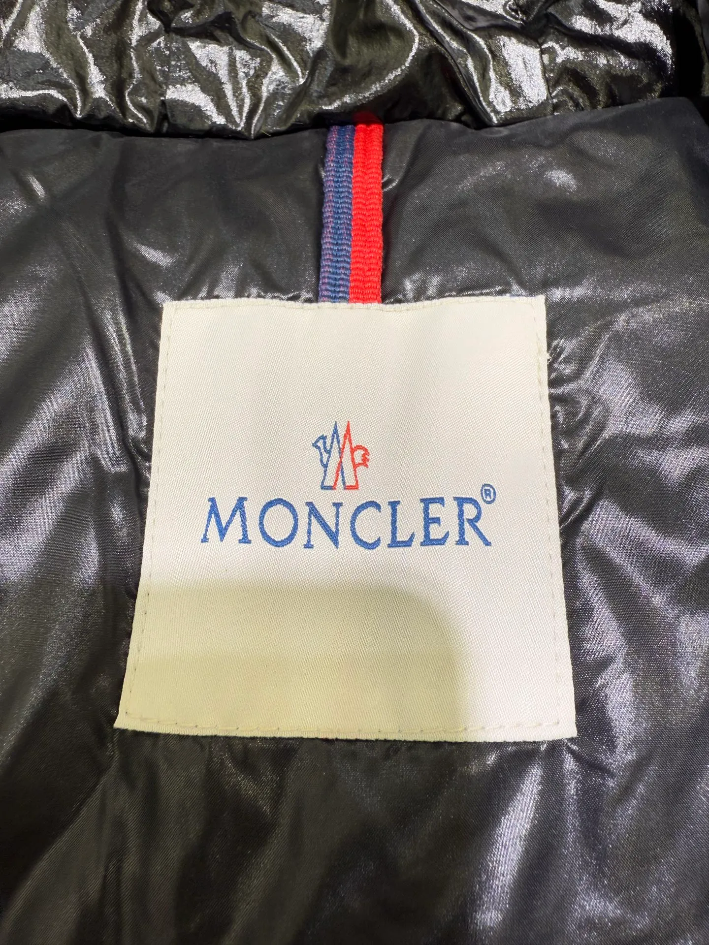 P1140 Moncler Barante series short waisted down jacket. The Barante down jacket is made of glossy nylon fabric and is inspired by the 1970s. The short version features a nipped-in waist and an A-line silhouette, highlighting a feminine style. An adjustable hood and signature logo patch add finishing touches.  Fabric: Made of nylon laque fabric, Nylon laque lining, filled with down (90 white goose down) Craftsmanship: Adjustable hood, zipper and snap button closure, zipper pocket Adjustable cuffs (supports NFC function) Color: black pink off-white Size: 0 1 2 3 4446080