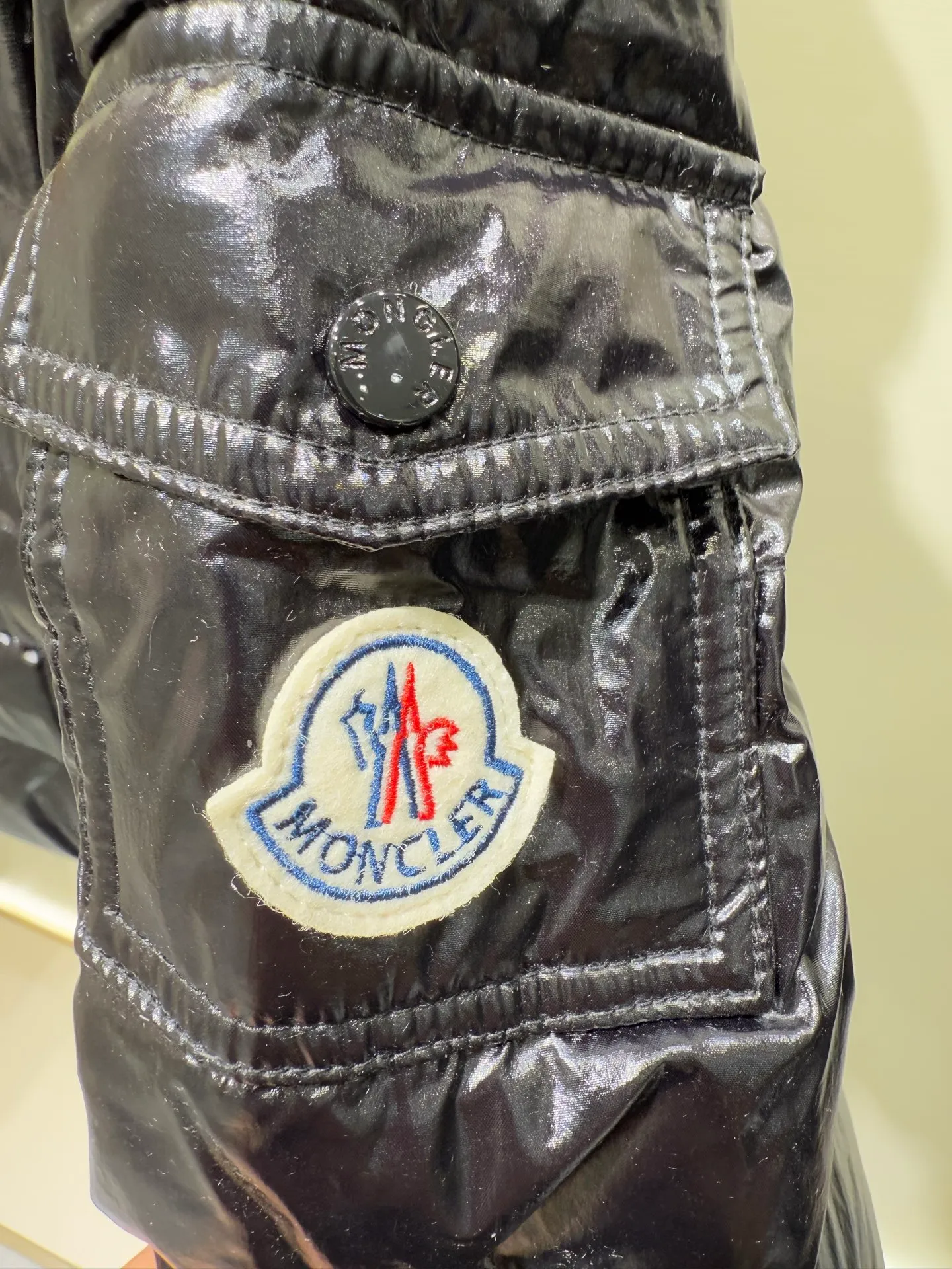 P1140 Moncler Barante series short waisted down jacket. The Barante down jacket is made of glossy nylon fabric and is inspired by the 1970s. The short version features a nipped-in waist and an A-line silhouette, highlighting a feminine style. An adjustable hood and signature logo patch add finishing touches.  Fabric: Made of nylon laque fabric, Nylon laque lining, filled with down (90 white goose down) Craftsmanship: Adjustable hood, zipper and snap button closure, zipper pocket Adjustable cuffs (supports NFC function) Color: black pink off-white Size: 0 1 2 3 4446080