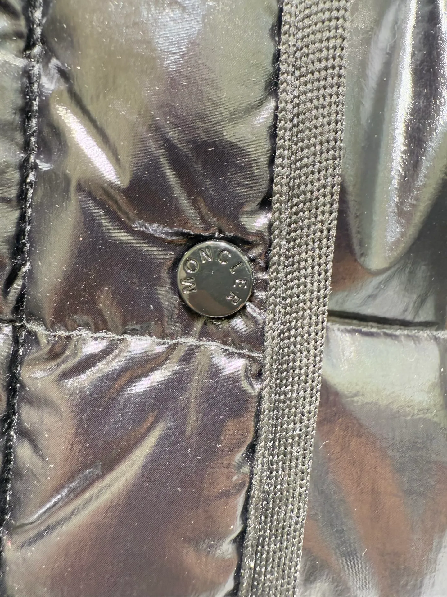P1140 Moncler Barante series short waisted down jacket. The Barante down jacket is made of glossy nylon fabric and is inspired by the 1970s. The short version features a nipped-in waist and an A-line silhouette, highlighting a feminine style. An adjustable hood and signature logo patch add finishing touches.  Fabric: Made of nylon laque fabric, Nylon laque lining, filled with down (90 white goose down) Craftsmanship: Adjustable hood, zipper and snap button closure, zipper pocket Adjustable cuffs (supports NFC function) Color: black pink off-white Size: 0 1 2 3 4446080