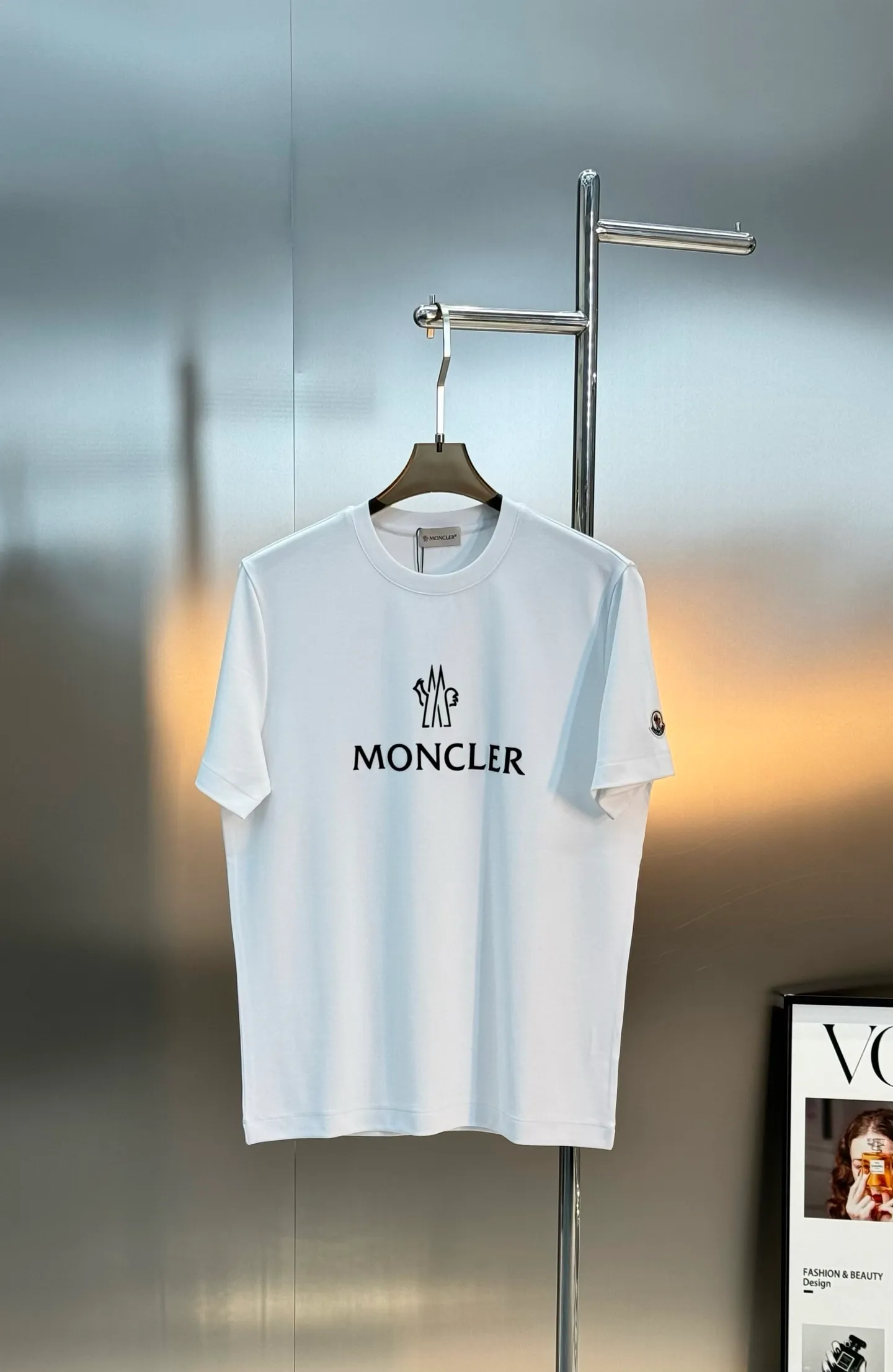 P160 Meng Mouth 25s new modal T-shirt. Made of high-quality 280g modal cotton, which is soft, breathable, and super comfortable to wear! The word "MONCLER" is printed on the chest. The basic brand letters are simple and recognizable. The classic small hat with embroidered mouth is embroidered. The round neck cut is versatile and does not matter the body shape. It can be easily worn whether it is leisure or sports. Italian high-end outdoor brand, fashionable and practical, quality control is a must! Color: black. White. Size: S-XXL fit version! (L is recommended for 175/140 pounds)
