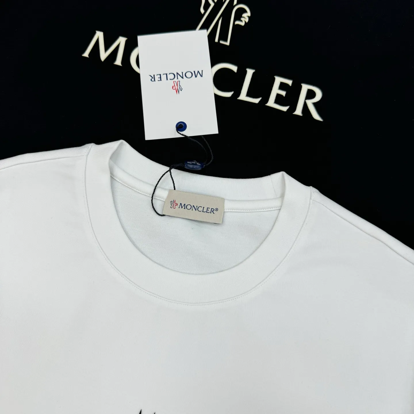 P160 Meng Mouth 25s new modal T-shirt. Made of high-quality 280g modal cotton, which is soft, breathable, and super comfortable to wear! The word "MONCLER" is printed on the chest. The basic brand letters are simple and recognizable. The classic small hat with embroidered mouth is embroidered. The round neck cut is versatile and does not matter the body shape. It can be easily worn whether it is leisure or sports. Italian high-end outdoor brand, fashionable and practical, quality control is a must! Color: black. White. Size: S-XXL fit version! (L is recommended for 175/140 pounds)