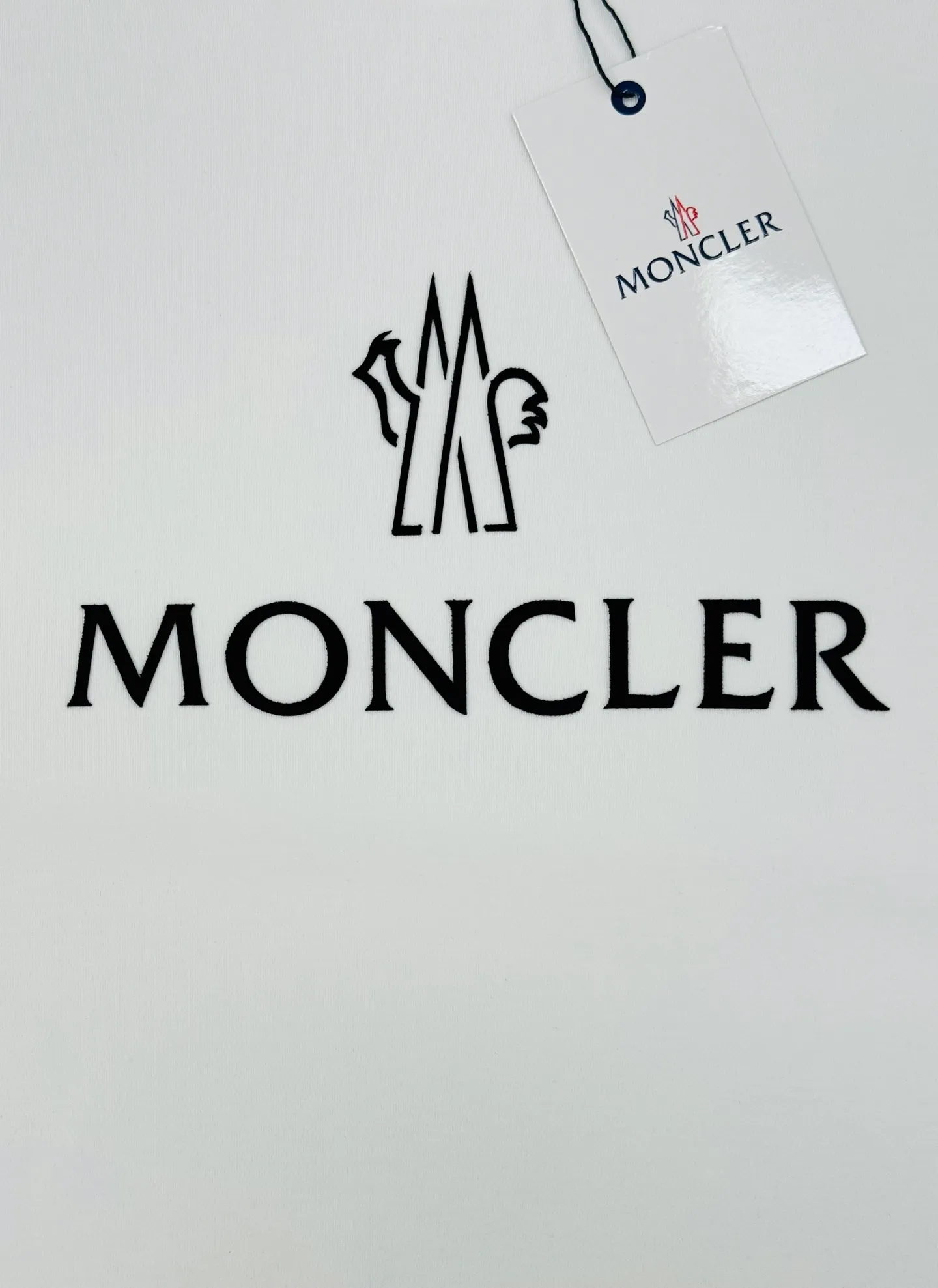 P160 Meng Mouth 25s new modal T-shirt. Made of high-quality 280g modal cotton, which is soft, breathable, and super comfortable to wear! The word "MONCLER" is printed on the chest. The basic brand letters are simple and recognizable. The classic small hat with embroidered mouth is embroidered. The round neck cut is versatile and does not matter the body shape. It can be easily worn whether it is leisure or sports. Italian high-end outdoor brand, fashionable and practical, quality control is a must! Color: black. White. Size: S-XXL fit version! (L is recommended for 175/140 pounds)