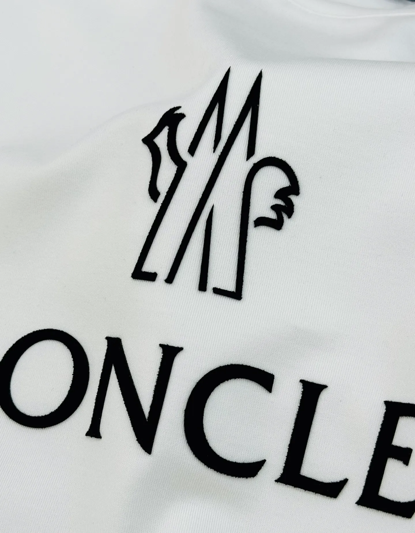 P160 Meng Mouth 25s new modal T-shirt. Made of high-quality 280g modal cotton, which is soft, breathable, and super comfortable to wear! The word "MONCLER" is printed on the chest. The basic brand letters are simple and recognizable. The classic small hat with embroidered mouth is embroidered. The round neck cut is versatile and does not matter the body shape. It can be easily worn whether it is leisure or sports. Italian high-end outdoor brand, fashionable and practical, quality control is a must! Color: black. White. Size: S-XXL fit version! (L is recommended for 175/140 pounds)