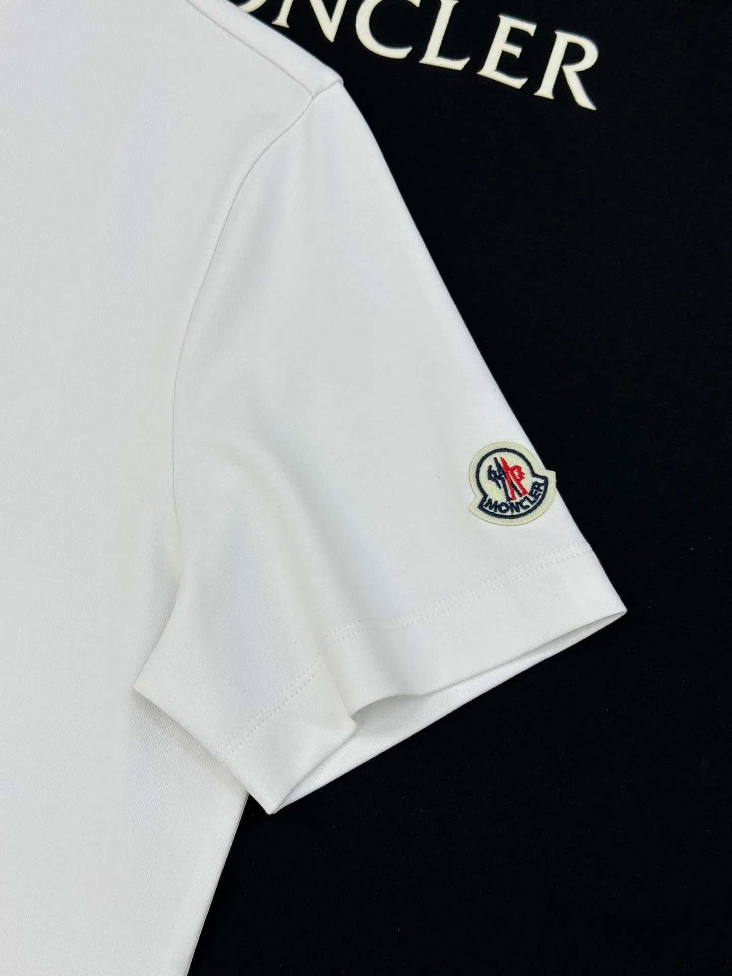 P160 Meng Mouth 25s new modal T-shirt. Made of high-quality 280g modal cotton, which is soft, breathable, and super comfortable to wear! The word "MONCLER" is printed on the chest. The basic brand letters are simple and recognizable. The classic small hat with embroidered mouth is embroidered. The round neck cut is versatile and does not matter the body shape. It can be easily worn whether it is leisure or sports. Italian high-end outdoor brand, fashionable and practical, quality control is a must! Color: black. White. Size: S-XXL fit version! (L is recommended for 175/140 pounds)