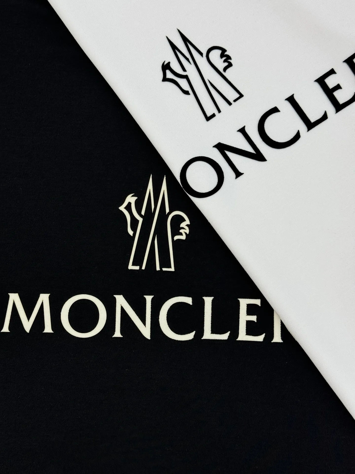 P160 Meng Mouth 25s new modal T-shirt. Made of high-quality 280g modal cotton, which is soft, breathable, and super comfortable to wear! The word "MONCLER" is printed on the chest. The basic brand letters are simple and recognizable. The classic small hat with embroidered mouth is embroidered. The round neck cut is versatile and does not matter the body shape. It can be easily worn whether it is leisure or sports. Italian high-end outdoor brand, fashionable and practical, quality control is a must! Color: black. White. Size: S-XXL fit version! (L is recommended for 175/140 pounds)