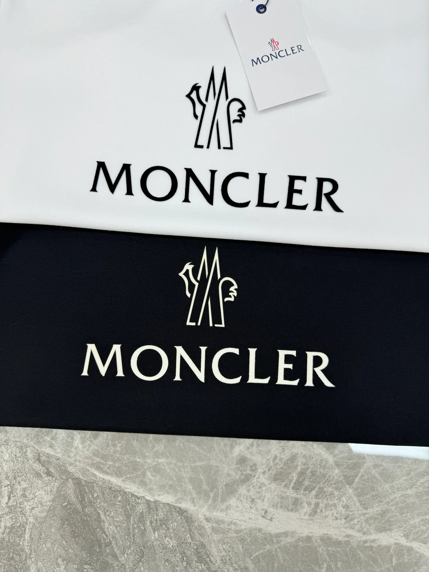 P160 Meng Mouth 25s new modal T-shirt. Made of high-quality 280g modal cotton, which is soft, breathable, and super comfortable to wear! The word "MONCLER" is printed on the chest. The basic brand letters are simple and recognizable. The classic small hat with embroidered mouth is embroidered. The round neck cut is versatile and does not matter the body shape. It can be easily worn whether it is leisure or sports. Italian high-end outdoor brand, fashionable and practical, quality control is a must! Color: black. White. Size: S-XXL fit version! (L is recommended for 175/140 pounds)