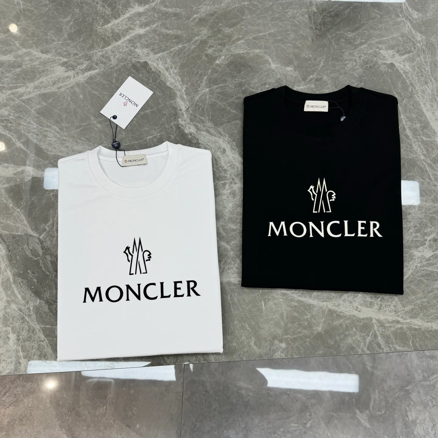 P160 Meng Mouth 25s new modal T-shirt. Made of high-quality 280g modal cotton, which is soft, breathable, and super comfortable to wear! The word "MONCLER" is printed on the chest. The basic brand letters are simple and recognizable. The classic small hat with embroidered mouth is embroidered. The round neck cut is versatile and does not matter the body shape. It can be easily worn whether it is leisure or sports. Italian high-end outdoor brand, fashionable and practical, quality control is a must! Color: black. White. Size: S-XXL fit version! (L is recommended for 175/140 pounds)