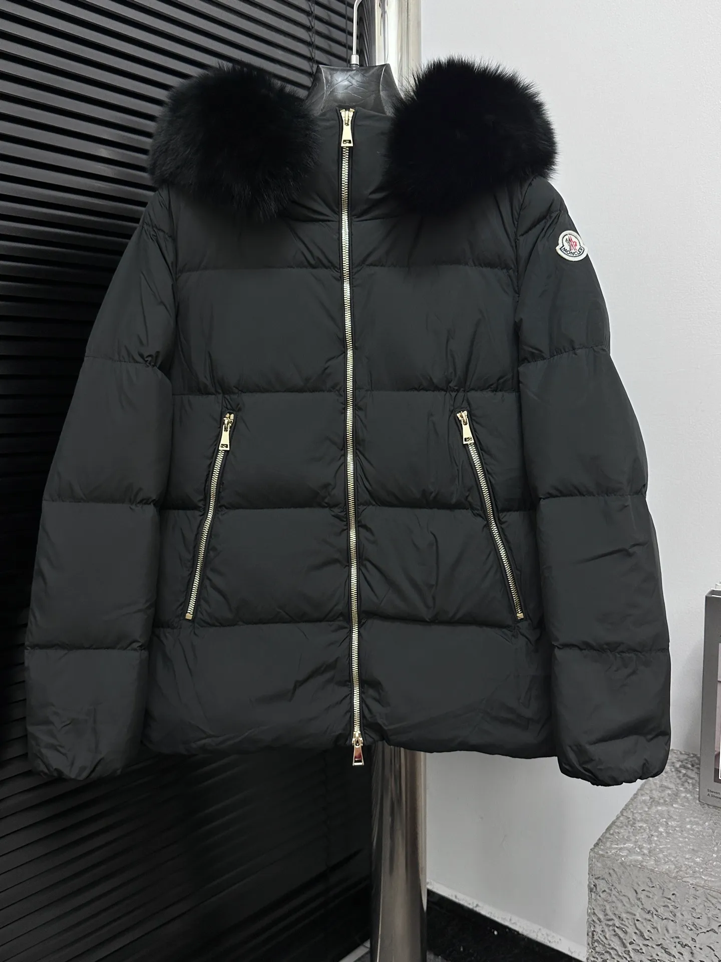 P1060 [moncler] Meng Mouth 25s autumn and winter new classic doll version hooded fur collar down jacket. Original custom-made oversized raccoon fur collar. Memory silk fabric texture is amazing. Age-reducing girl style. A-line version casual and age-reducing and fashionable. National standard imported 90 velvet filling. Lightweight, warm and comfortable. Original hardware accessories. Original label. Fully furnished. Size: 1 2 3 4