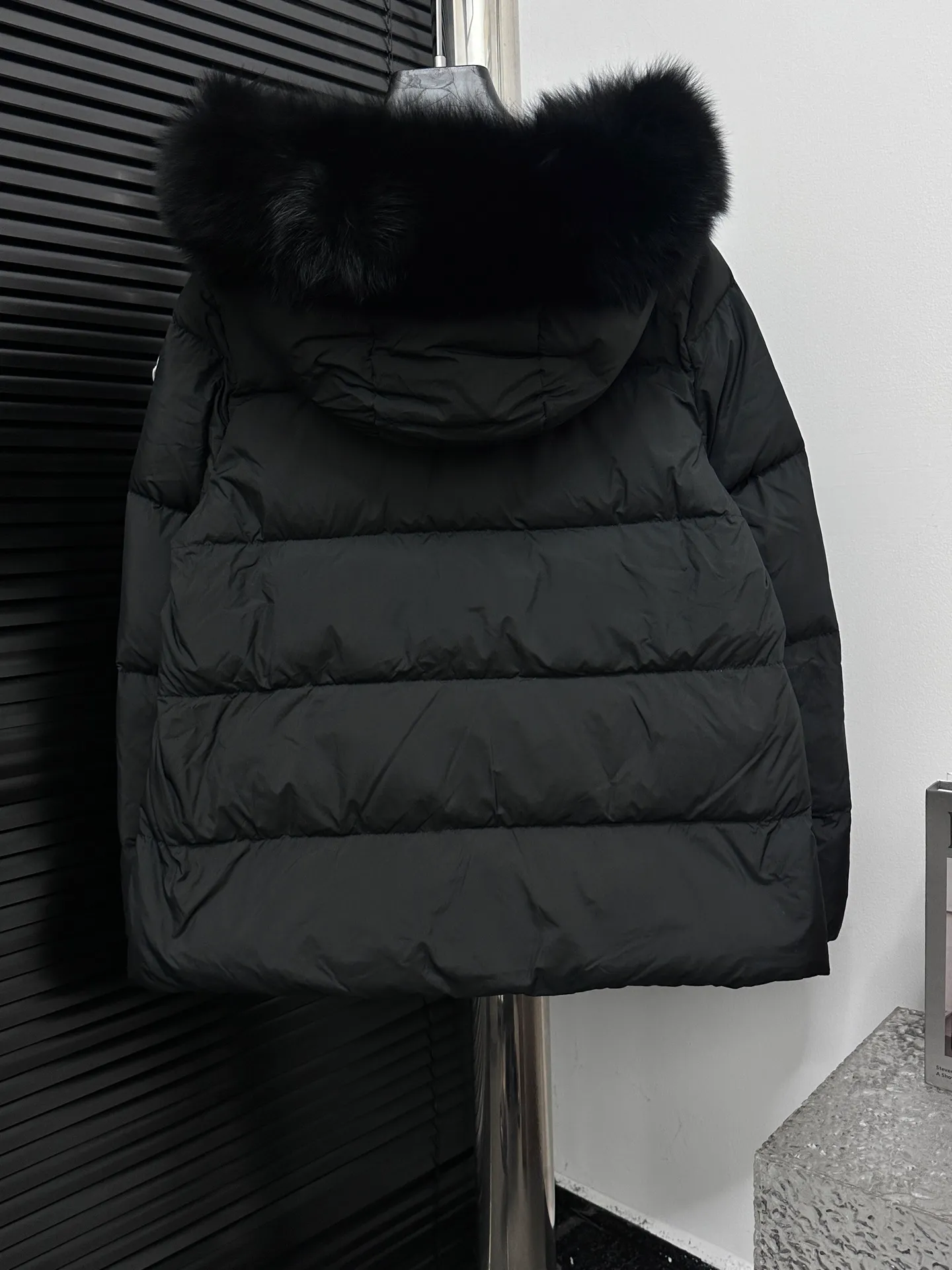 P1060 [moncler] Meng Mouth 25s autumn and winter new classic doll version hooded fur collar down jacket. Original custom-made oversized raccoon fur collar. Memory silk fabric texture is amazing. Age-reducing girl style. A-line version casual and age-reducing and fashionable. National standard imported 90 velvet filling. Lightweight, warm and comfortable. Original hardware accessories. Original label. Fully furnished. Size: 1 2 3 4