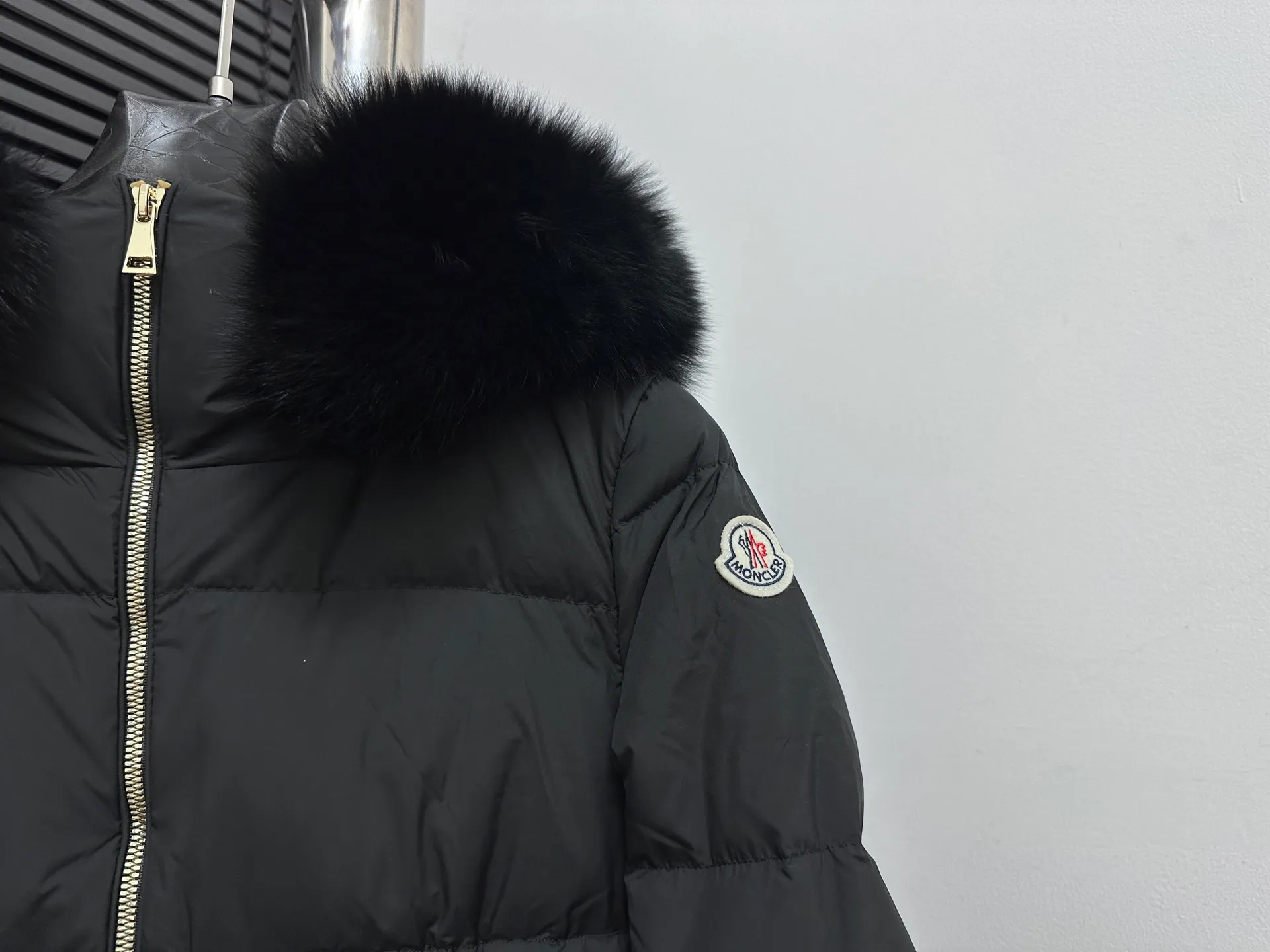 P1060 [moncler] Meng Mouth 25s autumn and winter new classic doll version hooded fur collar down jacket. Original custom-made oversized raccoon fur collar. Memory silk fabric texture is amazing. Age-reducing girl style. A-line version casual and age-reducing and fashionable. National standard imported 90 velvet filling. Lightweight, warm and comfortable. Original hardware accessories. Original label. Fully furnished. Size: 1 2 3 4