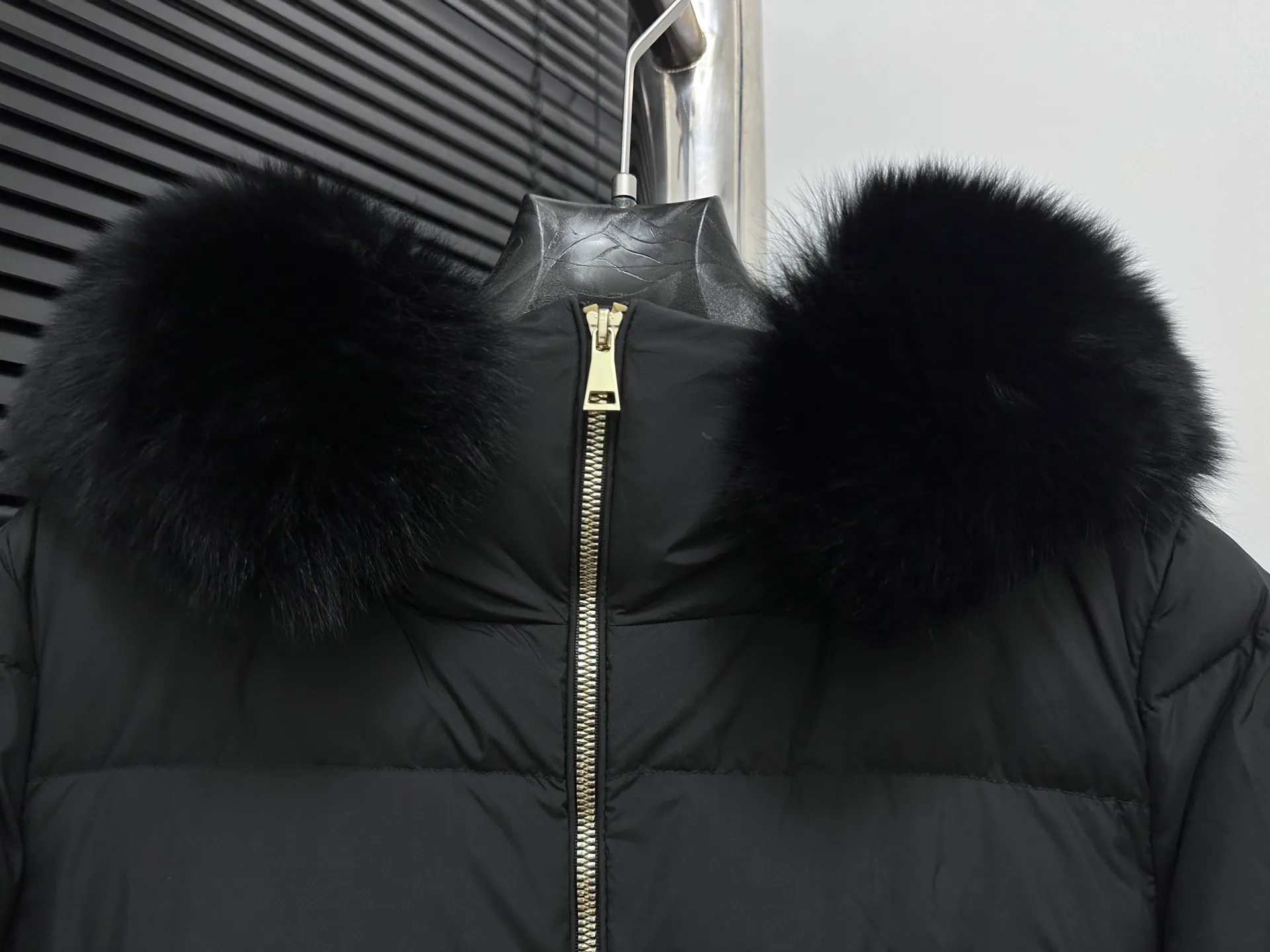 P1060 [moncler] Meng Mouth 25s autumn and winter new classic doll version hooded fur collar down jacket. Original custom-made oversized raccoon fur collar. Memory silk fabric texture is amazing. Age-reducing girl style. A-line version casual and age-reducing and fashionable. National standard imported 90 velvet filling. Lightweight, warm and comfortable. Original hardware accessories. Original label. Fully furnished. Size: 1 2 3 4