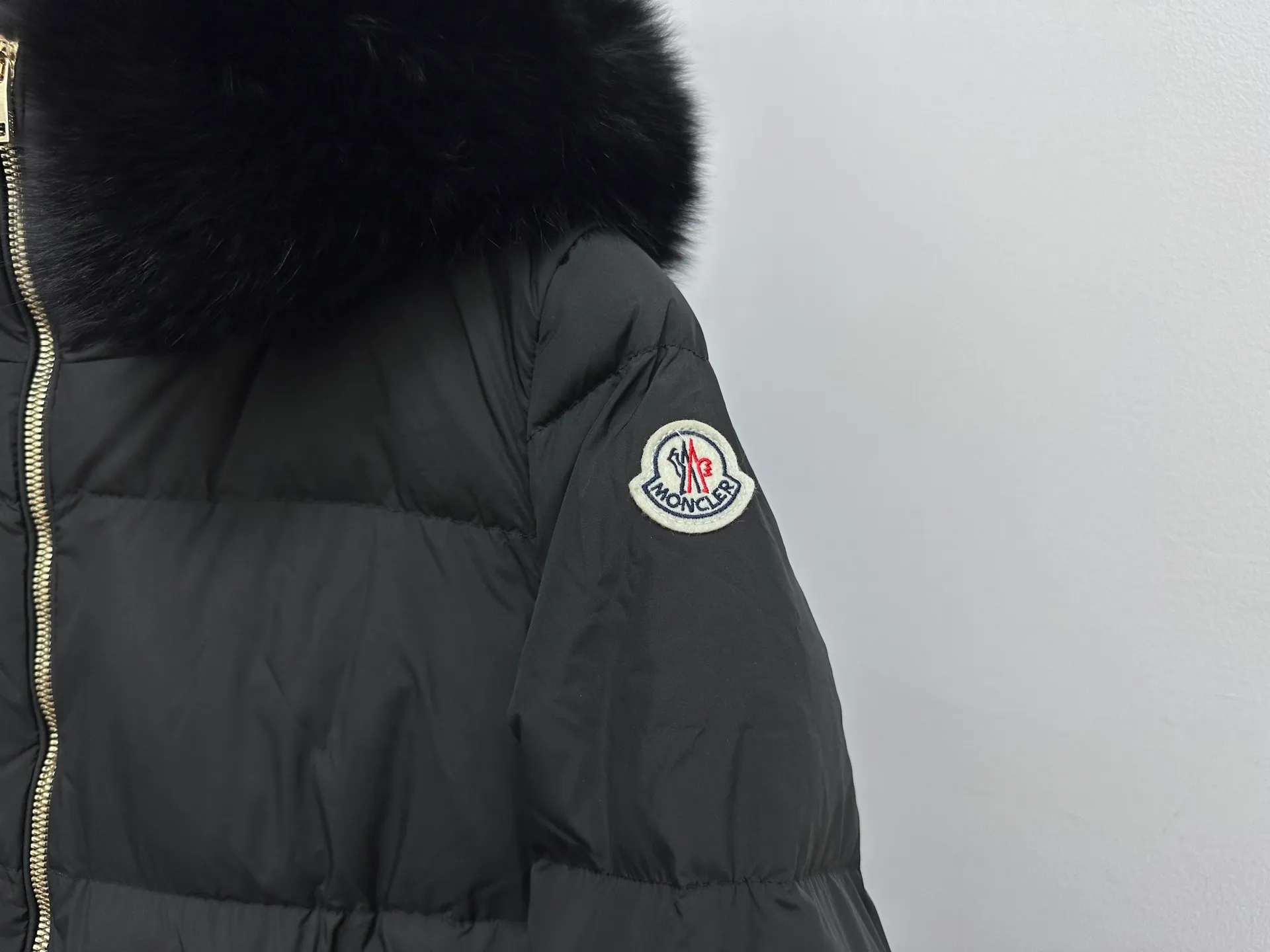 P1060 [moncler] Meng Mouth 25s autumn and winter new classic doll version hooded fur collar down jacket. Original custom-made oversized raccoon fur collar. Memory silk fabric texture is amazing. Age-reducing girl style. A-line version casual and age-reducing and fashionable. National standard imported 90 velvet filling. Lightweight, warm and comfortable. Original hardware accessories. Original label. Fully furnished. Size: 1 2 3 4
