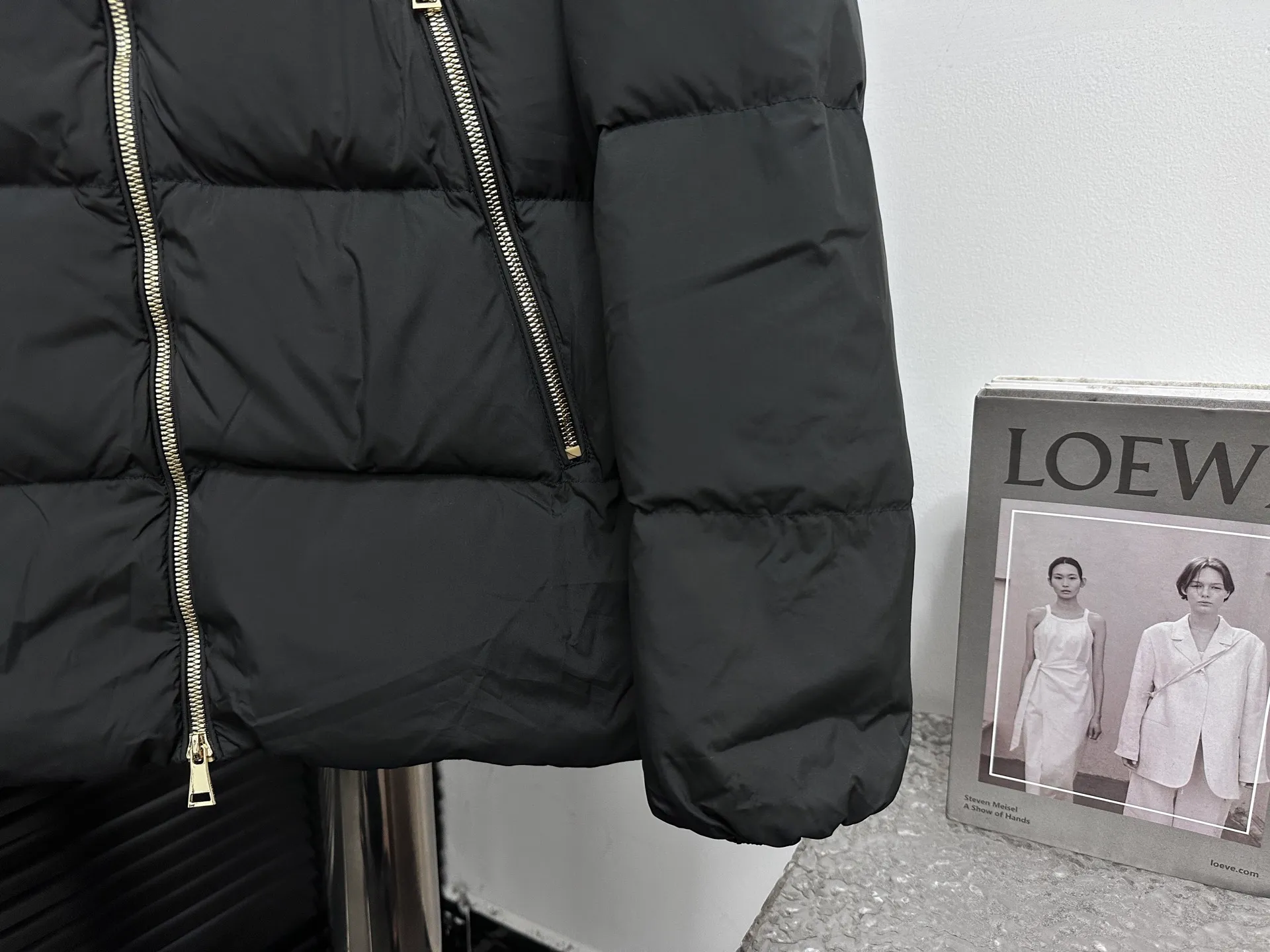 P1060 [moncler] Meng Mouth 25s autumn and winter new classic doll version hooded fur collar down jacket. Original custom-made oversized raccoon fur collar. Memory silk fabric texture is amazing. Age-reducing girl style. A-line version casual and age-reducing and fashionable. National standard imported 90 velvet filling. Lightweight, warm and comfortable. Original hardware accessories. Original label. Fully furnished. Size: 1 2 3 4