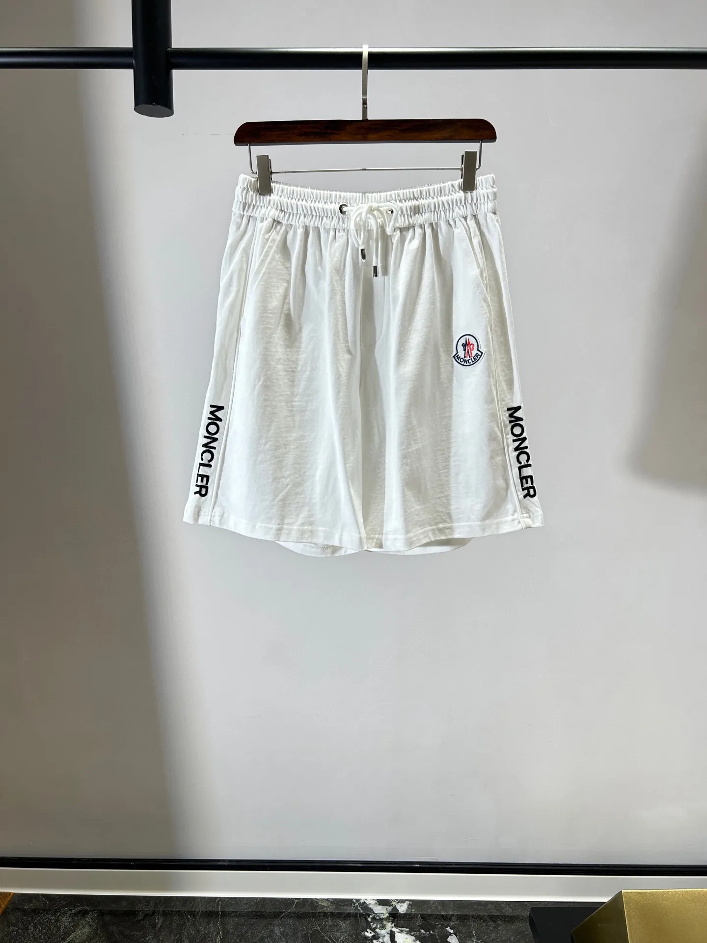 P570 Brand [MONCLER Mouth Covered] 2025 round neck short-sleeved shorts suit. The pure cotton fabric upper body will not be stuffy, the smooth and comfortable skin-friendly effect is more breathable, the fabric has its own texture, classic logo technology, a new interpretation from a unique angle, fashionable and versatile choice! Size: M-3XL (maximum wear: 190 pounds)