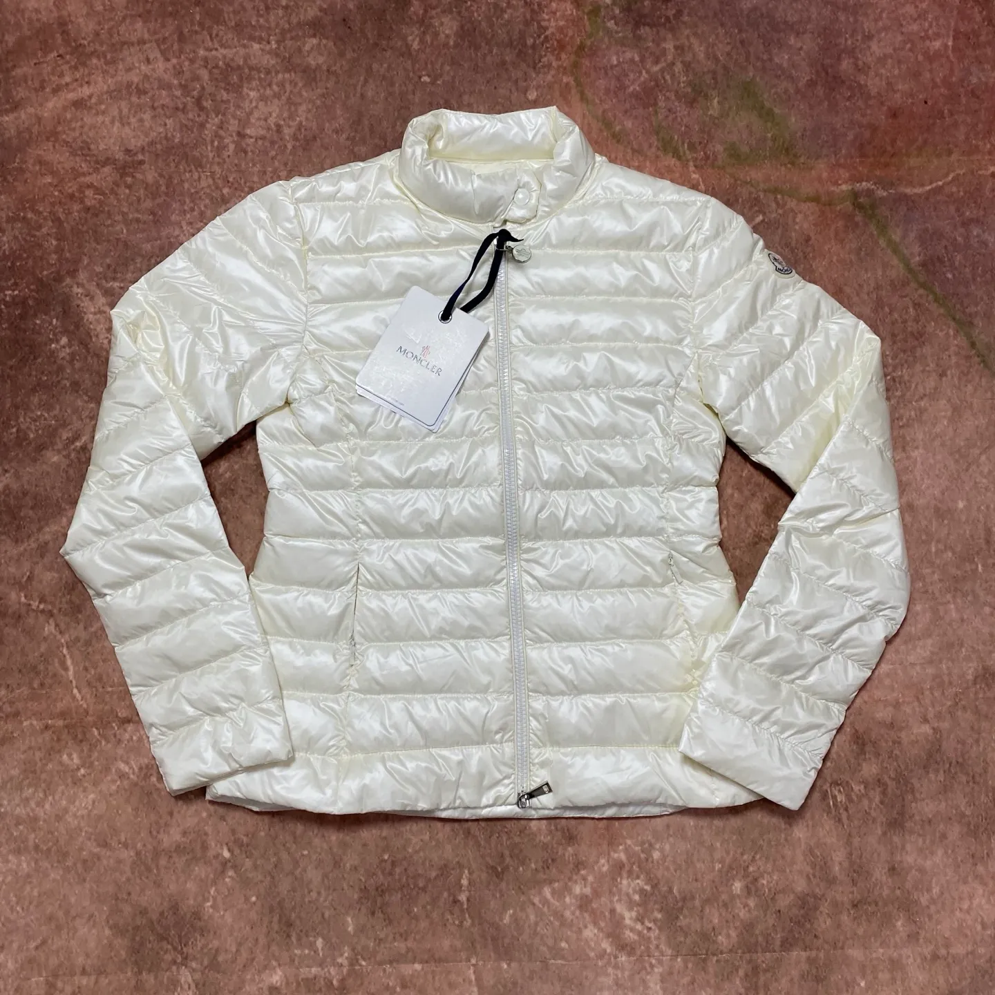 P680 women's Moncler 25 new lgelle lightweight stand-up collar short down jacket, with classic quilting design to outline a slim silhouette. The stand-up collar details enhance the temperament, while being light and warm. Wear it as a layer during spring or winter, and you can easily weather the changing weather in one piece. Choose from three colors to suit your style: low-key black, pure white, and gentle nude—three high-end tones, suitable for different occasions and styles. The short cut lengthens the proportion, and even a small person can wear it with long legs! The choice of quality: duck down filling, which has both fluffiness and warmth, is light and weightless. The details show ingenuity and craftsmanship. Color: black, pink and white. Size: 1 2 3 4