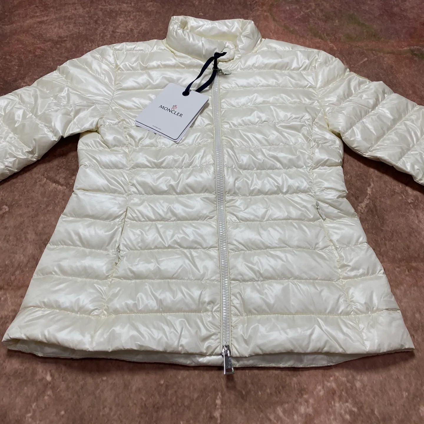 P680 women's Moncler 25 new lgelle lightweight stand-up collar short down jacket, with classic quilting design to outline a slim silhouette. The stand-up collar details enhance the temperament, while being light and warm. Wear it as a layer during spring or winter, and you can easily weather the changing weather in one piece. Choose from three colors to suit your style: low-key black, pure white, and gentle nude—three high-end tones, suitable for different occasions and styles. The short cut lengthens the proportion, and even a small person can wear it with long legs! The choice of quality: duck down filling, which has both fluffiness and warmth, is light and weightless. The details show ingenuity and craftsmanship. Color: black, pink and white. Size: 1 2 3 4