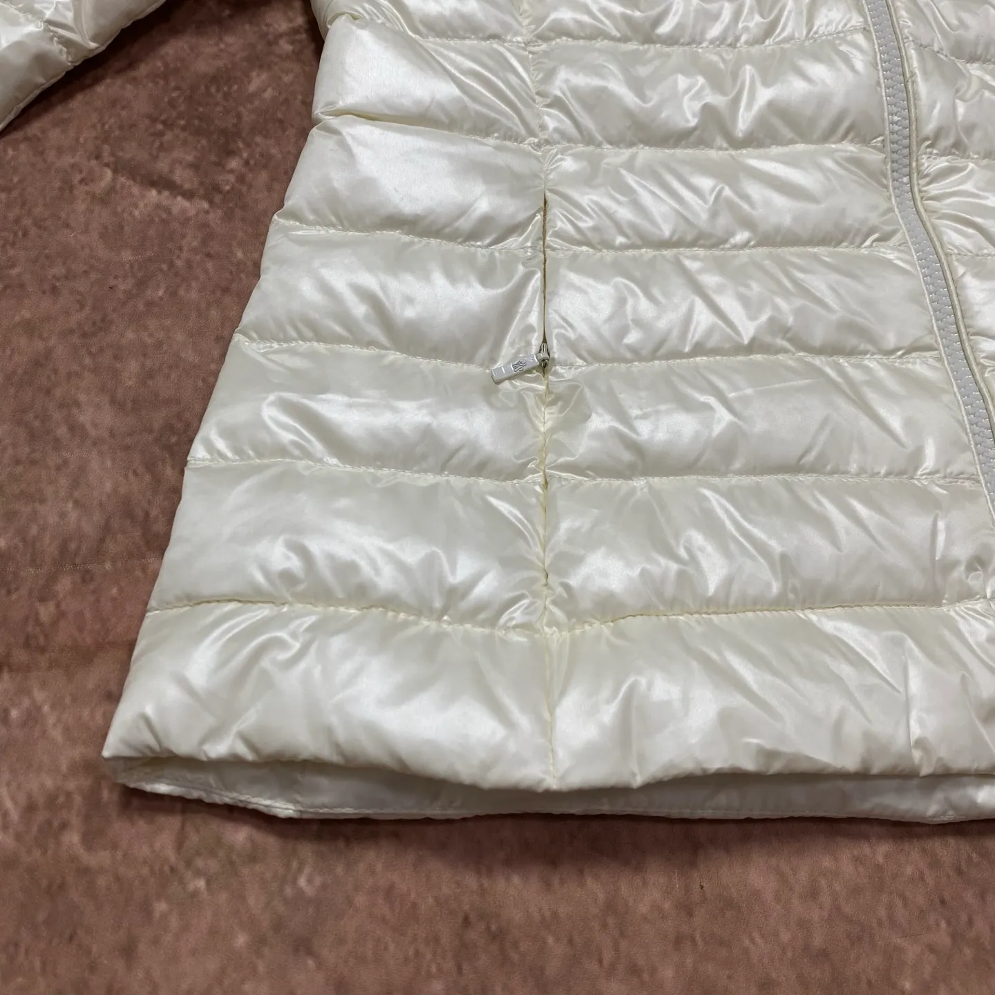P680 women's Moncler 25 new lgelle lightweight stand-up collar short down jacket, with classic quilting design to outline a slim silhouette. The stand-up collar details enhance the temperament, while being light and warm. Wear it as a layer during spring or winter, and you can easily weather the changing weather in one piece. Choose from three colors to suit your style: low-key black, pure white, and gentle nude—three high-end tones, suitable for different occasions and styles. The short cut lengthens the proportion, and even a small person can wear it with long legs! The choice of quality: duck down filling, which has both fluffiness and warmth, is light and weightless. The details show ingenuity and craftsmanship. Color: black, pink and white. Size: 1 2 3 4