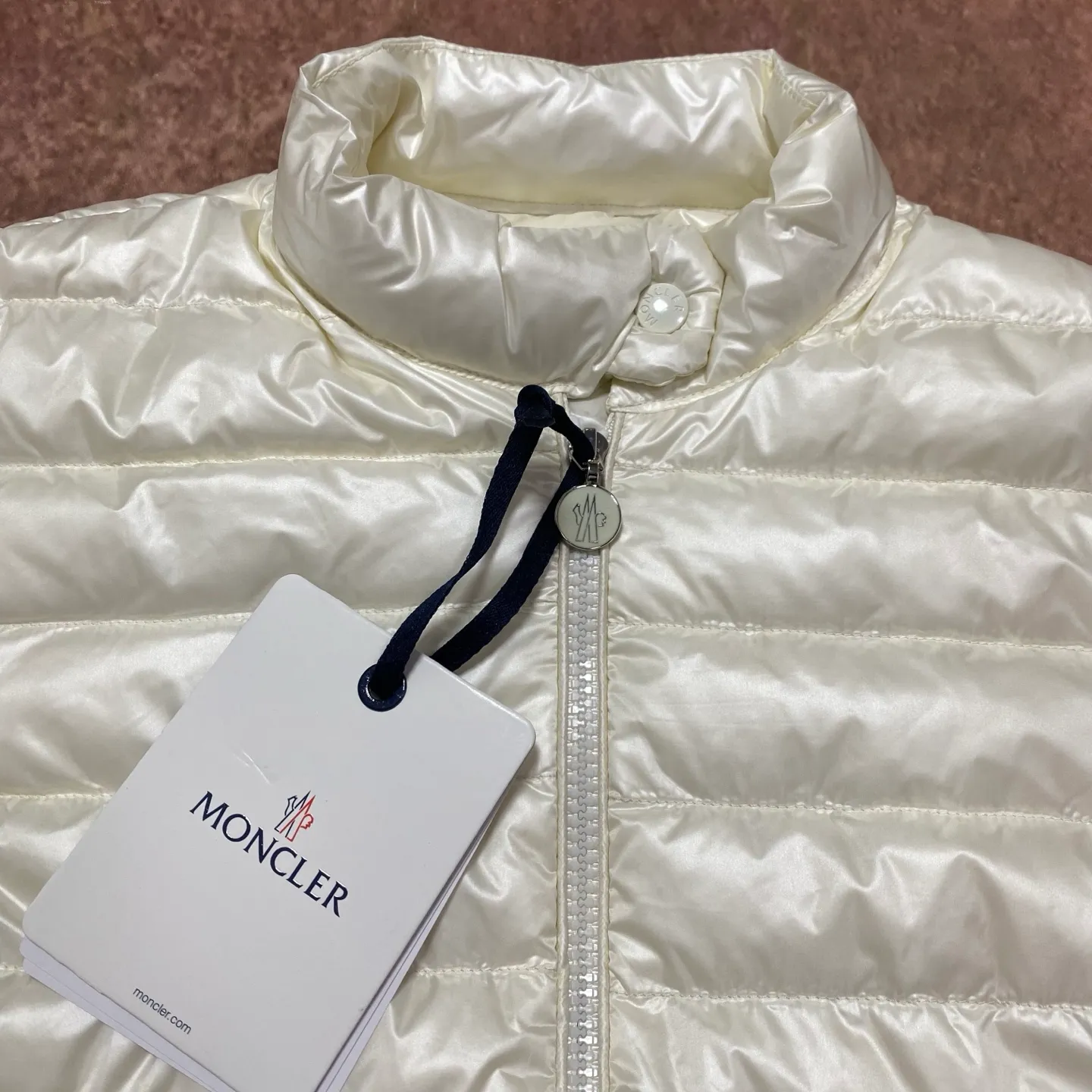 P680 women's Moncler 25 new lgelle lightweight stand-up collar short down jacket, with classic quilting design to outline a slim silhouette. The stand-up collar details enhance the temperament, while being light and warm. Wear it as a layer during spring or winter, and you can easily weather the changing weather in one piece. Choose from three colors to suit your style: low-key black, pure white, and gentle nude—three high-end tones, suitable for different occasions and styles. The short cut lengthens the proportion, and even a small person can wear it with long legs! The choice of quality: duck down filling, which has both fluffiness and warmth, is light and weightless. The details show ingenuity and craftsmanship. Color: black, pink and white. Size: 1 2 3 4