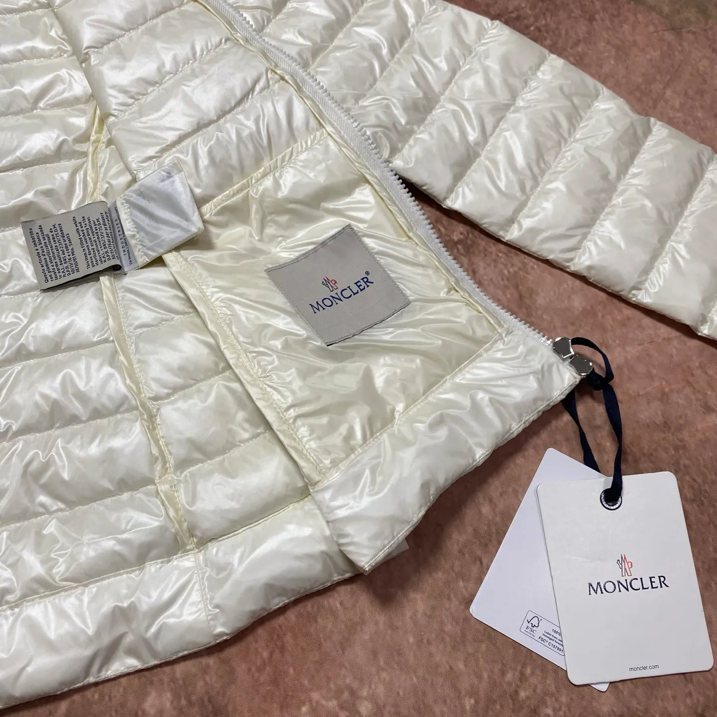 P680 women's Moncler 25 new lgelle lightweight stand-up collar short down jacket, with classic quilting design to outline a slim silhouette. The stand-up collar details enhance the temperament, while being light and warm. Wear it as a layer during spring or winter, and you can easily weather the changing weather in one piece. Choose from three colors to suit your style: low-key black, pure white, and gentle nude—three high-end tones, suitable for different occasions and styles. The short cut lengthens the proportion, and even a small person can wear it with long legs! The choice of quality: duck down filling, which has both fluffiness and warmth, is light and weightless. The details show ingenuity and craftsmanship. Color: black, pink and white. Size: 1 2 3 4