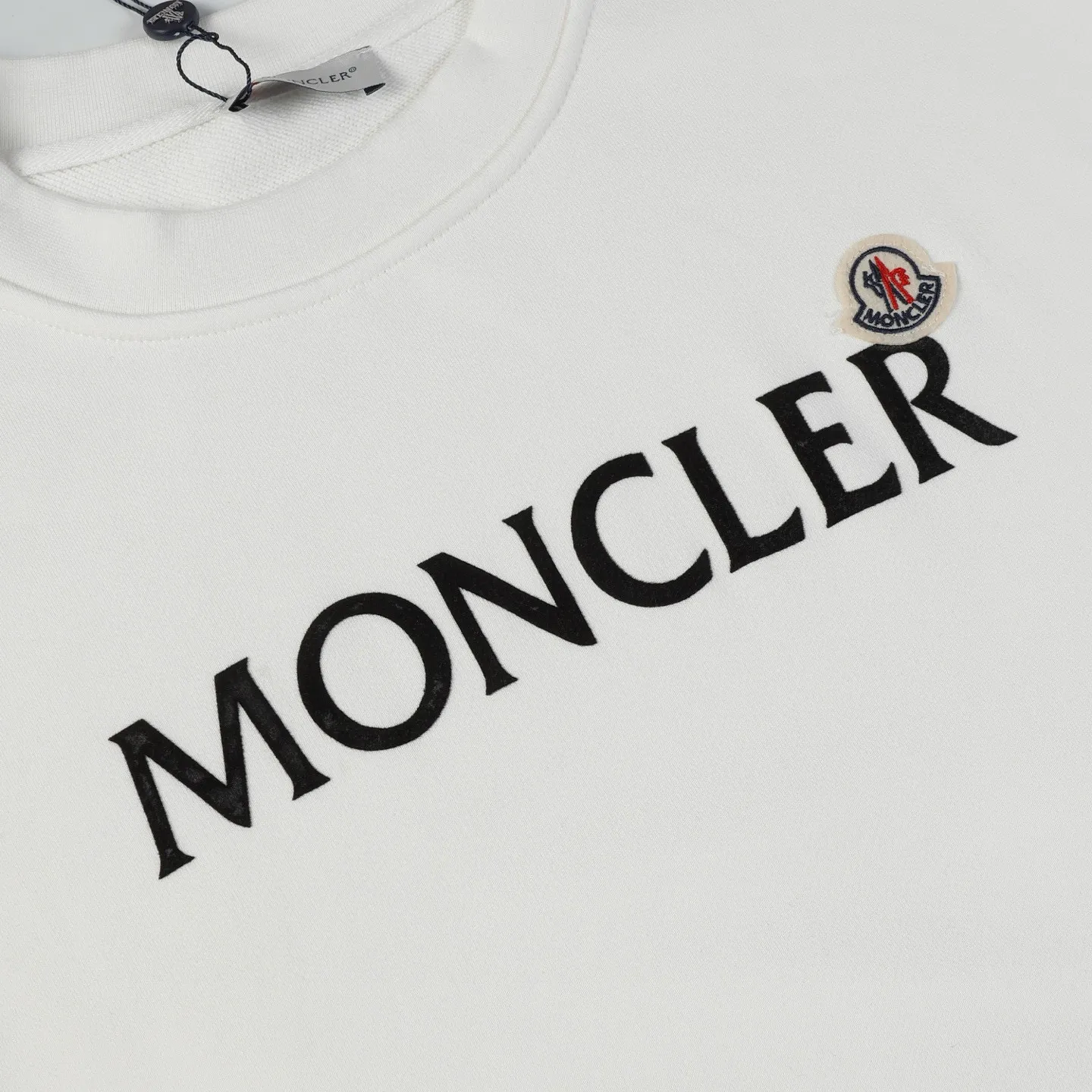P210 Style number: 852 〈MONCLER〉 Mongolian flocked printed round neck sweatshirt. The price of Mongolian sweatshirt is actually quite advantageous. Anyone who has been to the counter should know that the price of Mongolian sweatshirt is not much cheaper than Gucci Burberry. It is just relatively low-key and unwilling to hype. It is a picture that you want to buy or not. The aloof existence... ✅460g 100% pure cotton wool fabric OS version is too large ✅Matched with the original high weight double yarn thread ✅Correct three-needle and five-thread craftsmanship Chain edge Color: Black White Royal Blue Size S M L