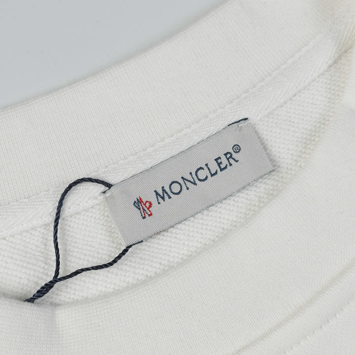 P210 Style number: 852 〈MONCLER〉 Mongolian flocked printed round neck sweatshirt. The price of Mongolian sweatshirt is actually quite advantageous. Anyone who has been to the counter should know that the price of Mongolian sweatshirt is not much cheaper than Gucci Burberry. It is just relatively low-key and unwilling to hype. It is a picture that you want to buy or not. The aloof existence... ✅460g 100% pure cotton wool fabric OS version is too large ✅Matched with the original high weight double yarn thread ✅Correct three-needle and five-thread craftsmanship Chain edge Color: Black White Royal Blue Size S M L