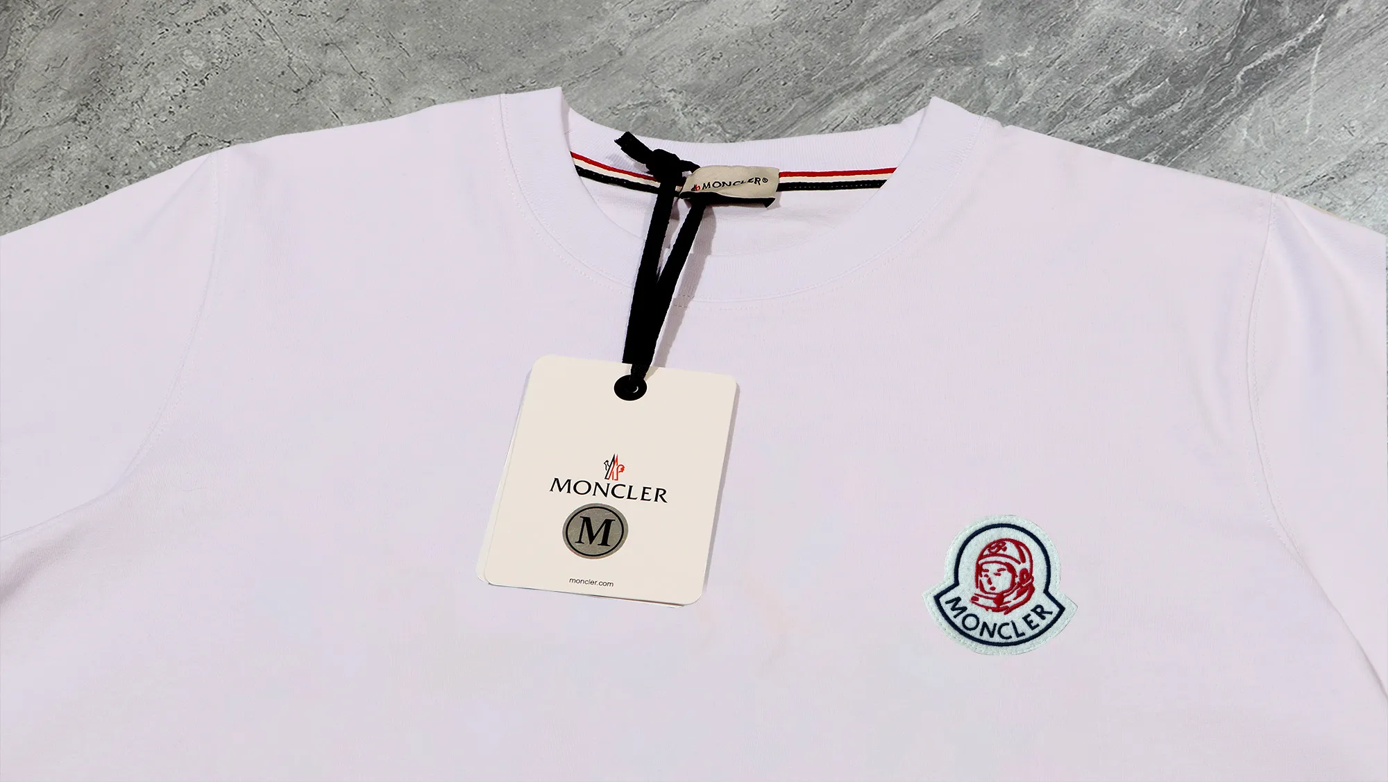 P210 High-version sweatshirt) [Long-term stock] 〖𝐌𝐎𝐍𝐂𝐋𝐄𝐑~Mask〗 Made of 440g heavy-weight fabric. It is different from the market currency. It can be matched with any variety and is properly handsome. 😎The whole dress is made of double waistcoats. The double waistcoats make the whole dress more three-dimensional. Not ordinary factories can do such fine work. 2025 Spring runway version of the T stage, on sale at the counter, round neck terry sweatshirt, high-end double-strand pure cotton, custom-made stretch ribs, dyed in the same vat, complete with three standards, matched with exquisite embroidered LOGO on the chest, simple and advanced, same style for men and women. Color: black, apricot, white, size: S M L XL 2XL