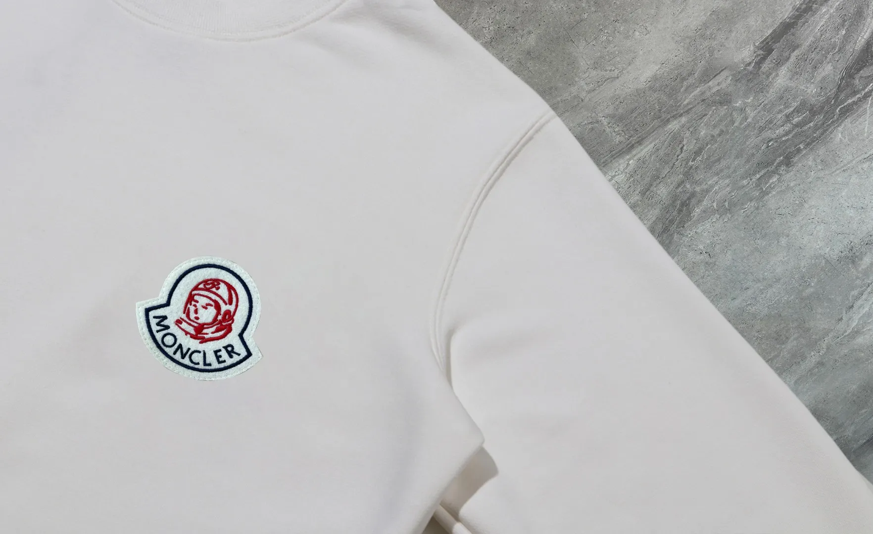 P210 High-version sweatshirt) [Long-term stock] 〖𝐌𝐎𝐍𝐂𝐋𝐄𝐑~Mask〗 Made of 440g heavy-weight fabric. It is different from the market currency. It can be matched with any variety and is properly handsome. 😎The whole dress is made of double waistcoats. The double waistcoats make the whole dress more three-dimensional. Not ordinary factories can do such fine work. 2025 Spring runway version of the T stage, on sale at the counter, round neck terry sweatshirt, high-end double-strand pure cotton, custom-made stretch ribs, dyed in the same vat, complete with three standards, matched with exquisite embroidered LOGO on the chest, simple and advanced, same style for men and women. Color: black, apricot, white, size: S M L XL 2XL
