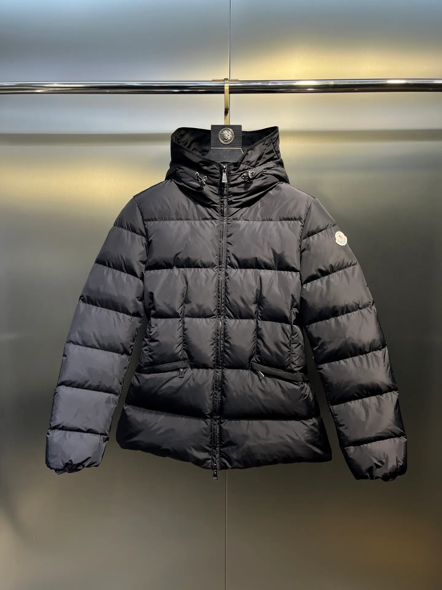 P800 moncler⭐️ 25 autumn and winter new product Avoce waist women's down jacket ~ official website synchronization 🈶 sale ~ high-end original order quality ~ development of hardware accessories, all details are fully processed. 〰️ The waist is perfect and the upper body effect is amazing. A must-have for goddesses. Versatility, fashionable and handsome. National standard 90 white duck down filling. Original memory silk fabric. Texture is upright and stylish. Keeps warm and refuses to be bloated. The upper body is so beautiful that it has no friends. size: 1234
