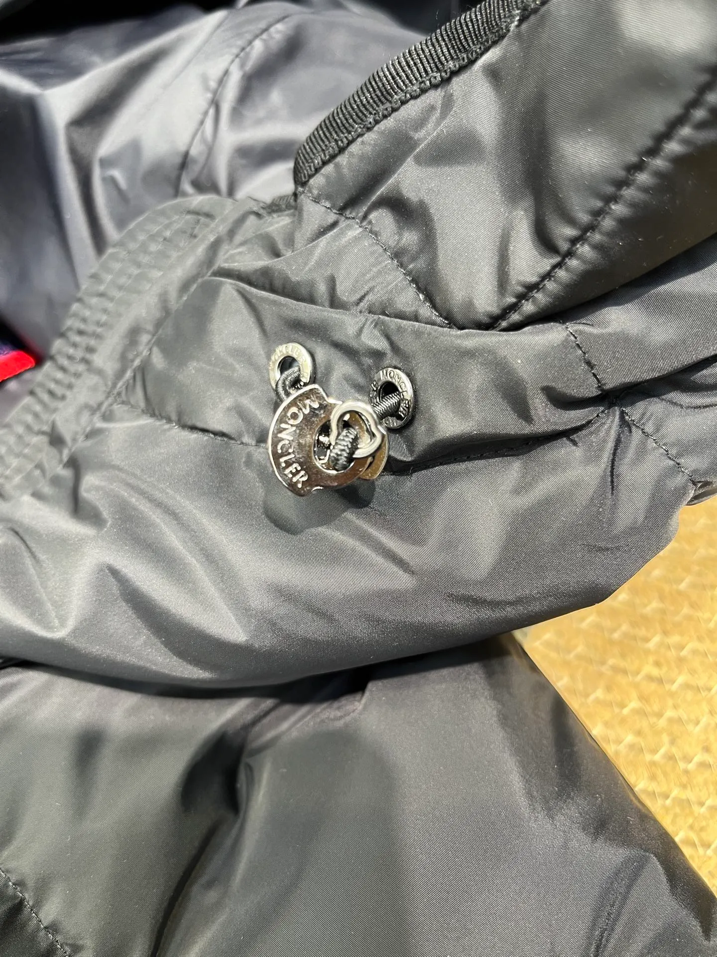 P800 moncler⭐️ 25 autumn and winter new product Avoce waist women's down jacket ~ official website synchronization 🈶 sale ~ high-end original order quality ~ development of hardware accessories, all details are fully processed. 〰️ The waist is perfect and the upper body effect is amazing. A must-have for goddesses. Versatility, fashionable and handsome. National standard 90 white duck down filling. Original memory silk fabric. Texture is upright and stylish. Keeps warm and refuses to be bloated. The upper body is so beautiful that it has no friends. size: 1234
