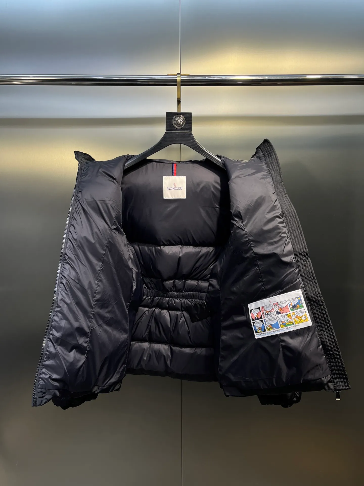P800 moncler⭐️ 25 autumn and winter new product Avoce waist women's down jacket ~ official website synchronization 🈶 sale ~ high-end original order quality ~ development of hardware accessories, all details are fully processed. 〰️ The waist is perfect and the upper body effect is amazing. A must-have for goddesses. Versatility, fashionable and handsome. National standard 90 white duck down filling. Original memory silk fabric. Texture is upright and stylish. Keeps warm and refuses to be bloated. The upper body is so beautiful that it has no friends. size: 1234