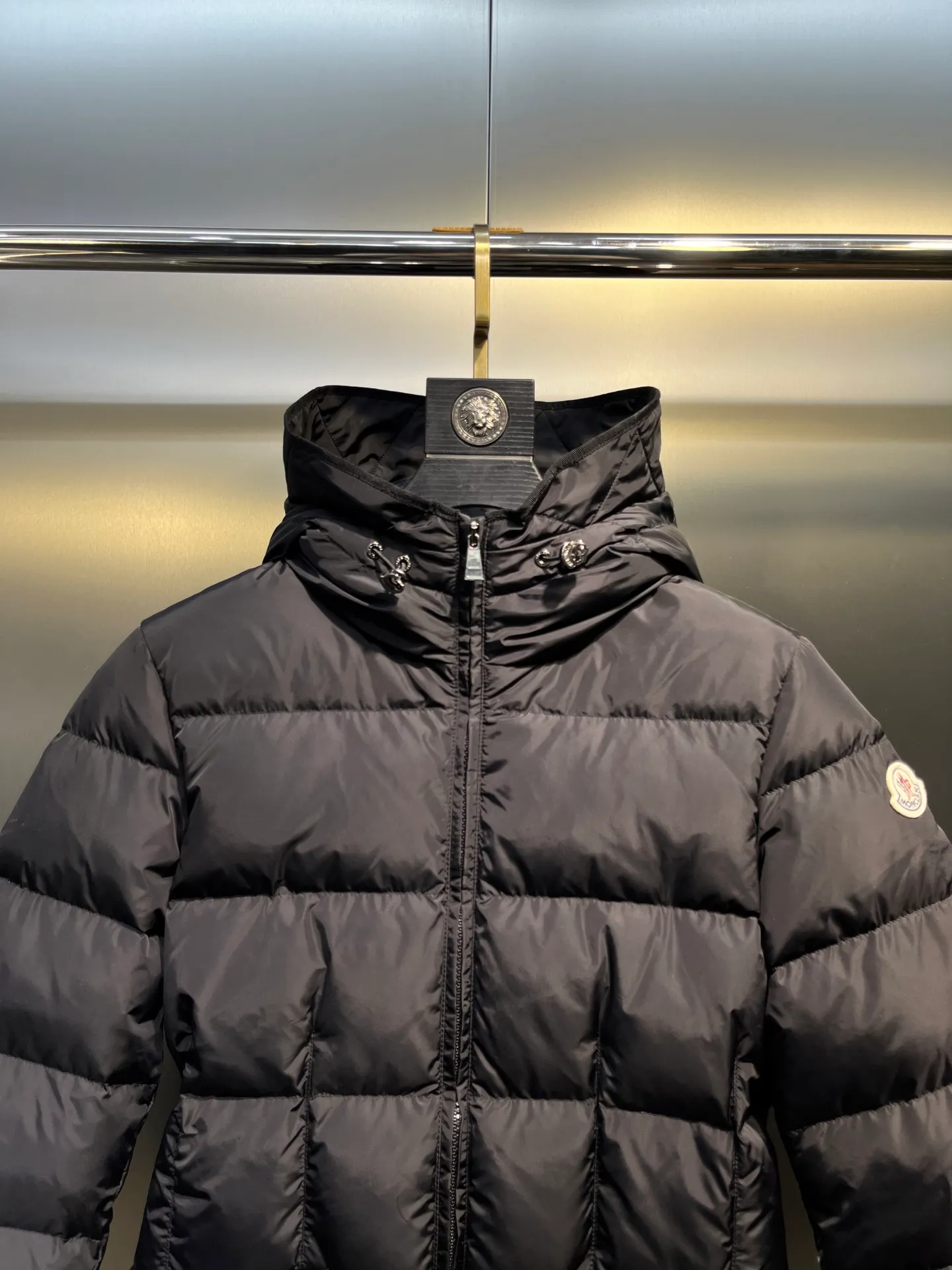 P800 moncler⭐️ 25 autumn and winter new product Avoce waist women's down jacket ~ official website synchronization 🈶 sale ~ high-end original order quality ~ development of hardware accessories, all details are fully processed. 〰️ The waist is perfect and the upper body effect is amazing. A must-have for goddesses. Versatility, fashionable and handsome. National standard 90 white duck down filling. Original memory silk fabric. Texture is upright and stylish. Keeps warm and refuses to be bloated. The upper body is so beautiful that it has no friends. size: 1234