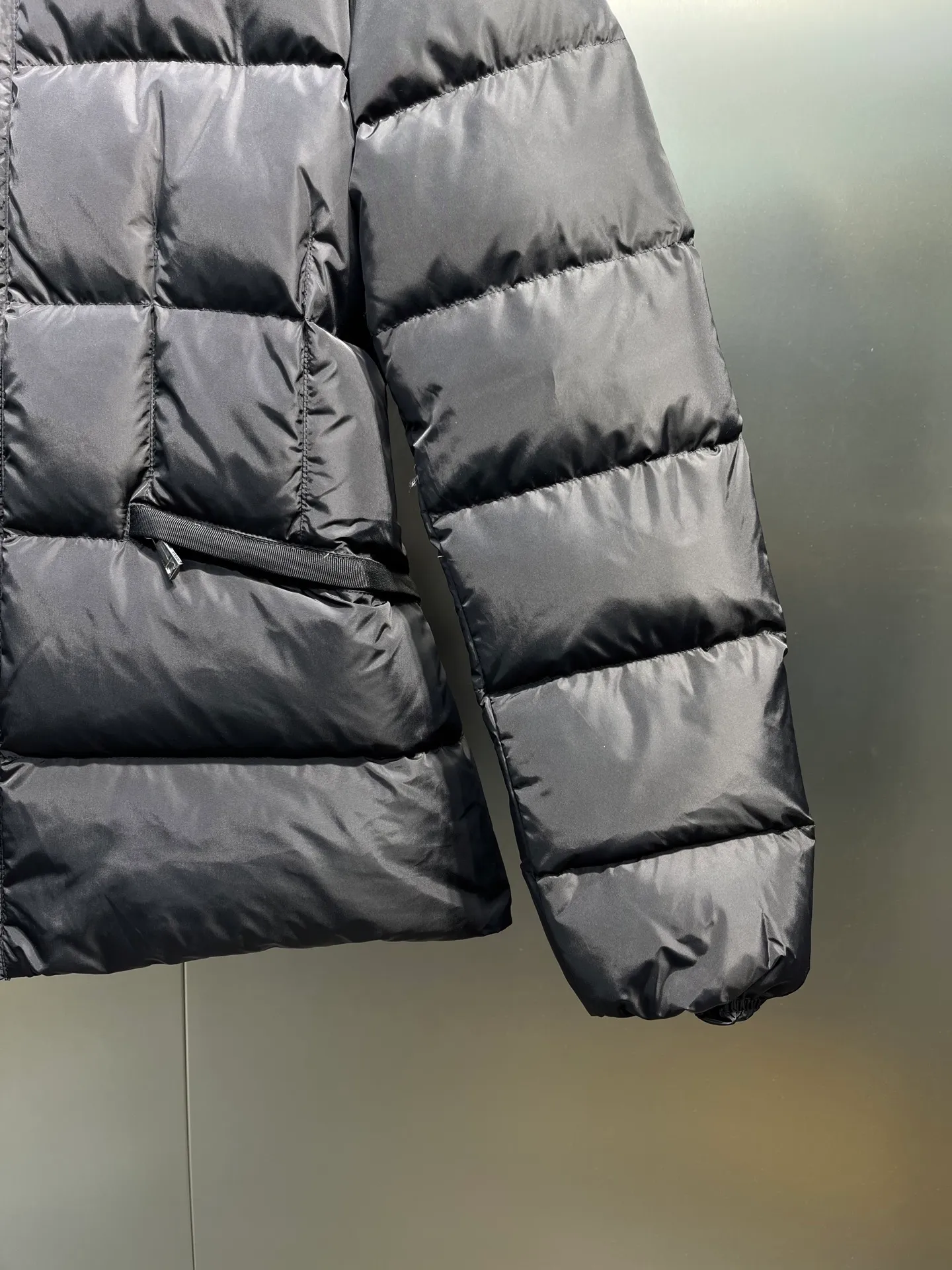 P800 moncler⭐️ 25 autumn and winter new product Avoce waist women's down jacket ~ official website synchronization 🈶 sale ~ high-end original order quality ~ development of hardware accessories, all details are fully processed. 〰️ The waist is perfect and the upper body effect is amazing. A must-have for goddesses. Versatility, fashionable and handsome. National standard 90 white duck down filling. Original memory silk fabric. Texture is upright and stylish. Keeps warm and refuses to be bloated. The upper body is so beautiful that it has no friends. size: 1234