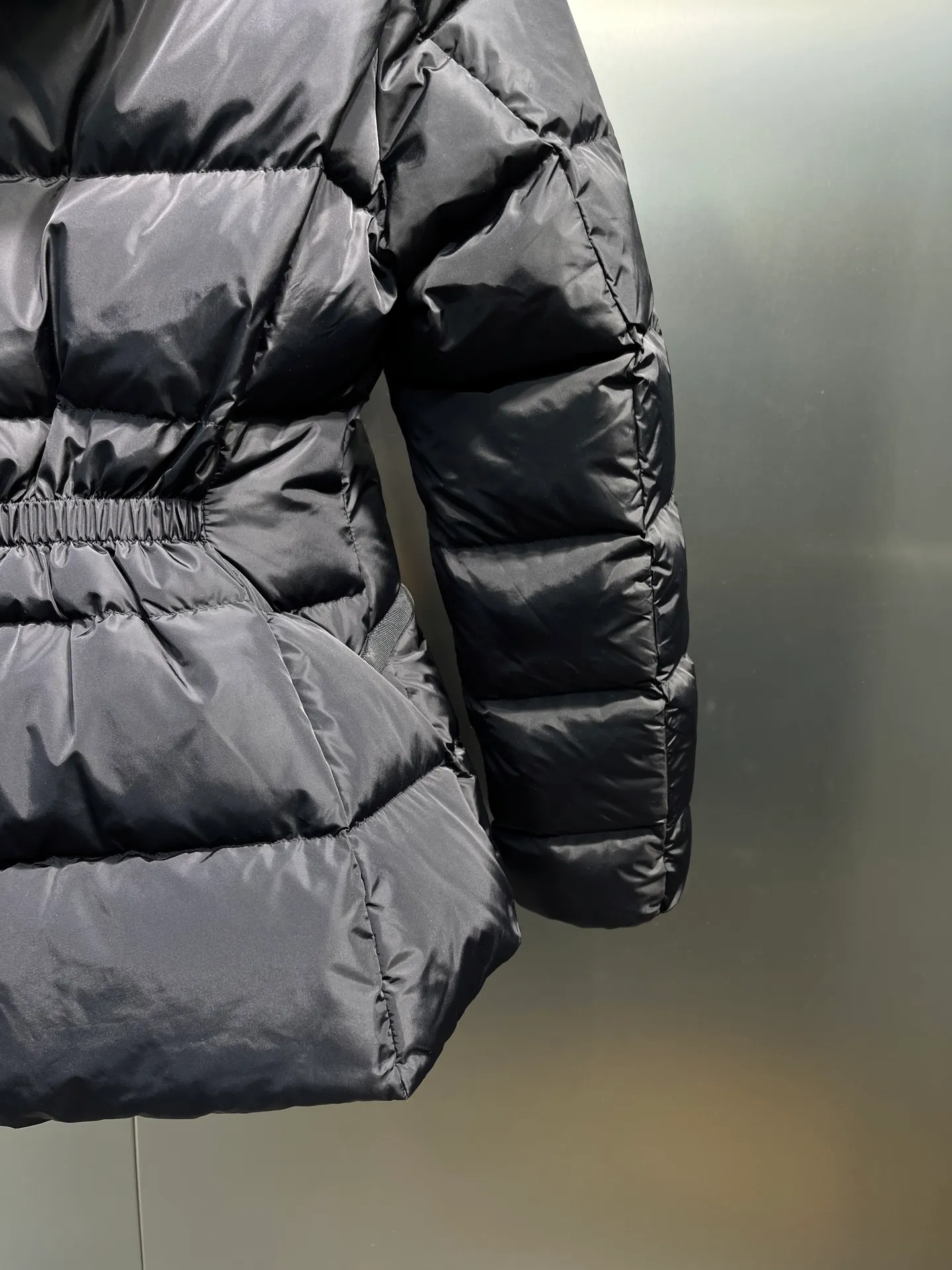 P800 moncler⭐️ 25 autumn and winter new product Avoce waist women's down jacket ~ official website synchronization 🈶 sale ~ high-end original order quality ~ development of hardware accessories, all details are fully processed. 〰️ The waist is perfect and the upper body effect is amazing. A must-have for goddesses. Versatility, fashionable and handsome. National standard 90 white duck down filling. Original memory silk fabric. Texture is upright and stylish. Keeps warm and refuses to be bloated. The upper body is so beautiful that it has no friends. size: 1234