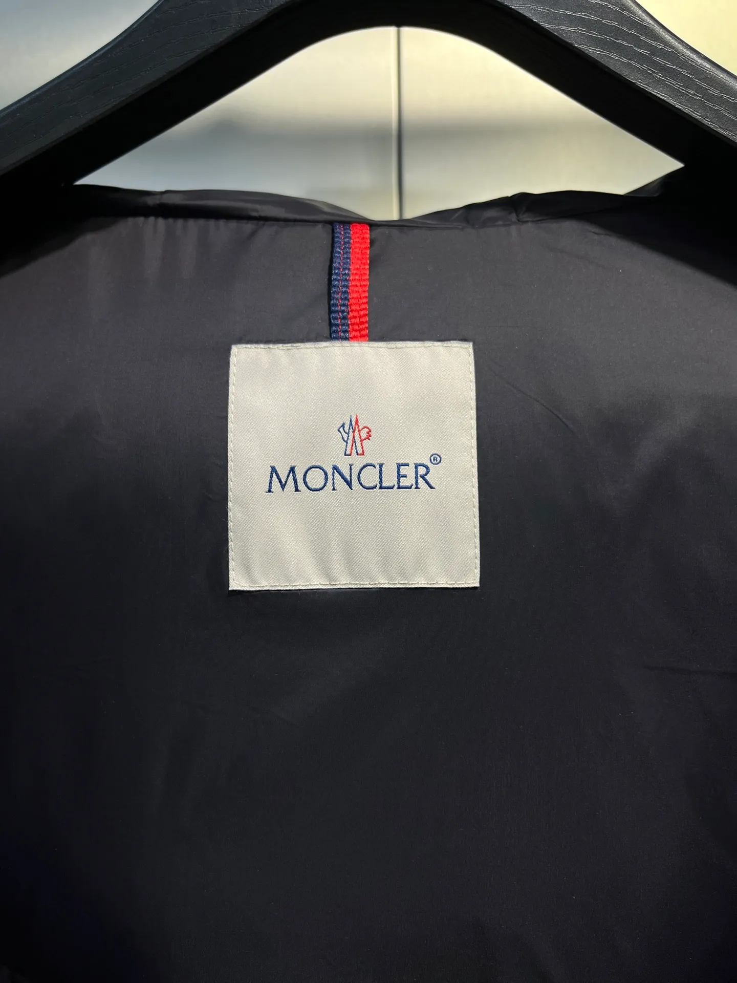 P800 moncler⭐️ 25 autumn and winter new product Avoce waist women's down jacket ~ official website synchronization 🈶 sale ~ high-end original order quality ~ development of hardware accessories, all details are fully processed. 〰️ The waist is perfect and the upper body effect is amazing. A must-have for goddesses. Versatility, fashionable and handsome. National standard 90 white duck down filling. Original memory silk fabric. Texture is upright and stylish. Keeps warm and refuses to be bloated. The upper body is so beautiful that it has no friends. size: 1234